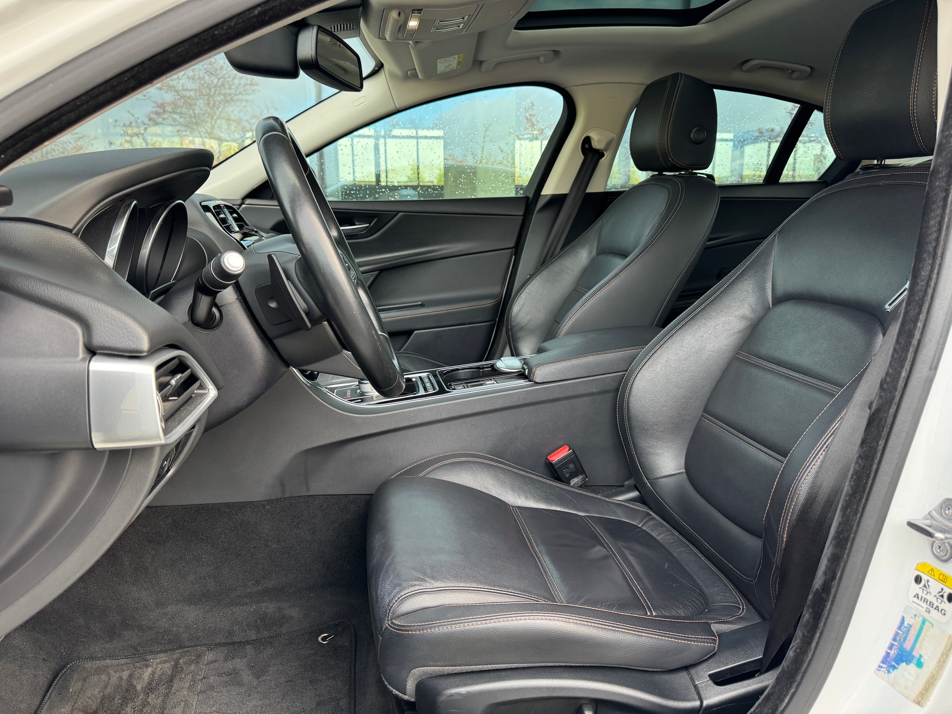 JAGUAR XE 20d Pure Automat-image-10