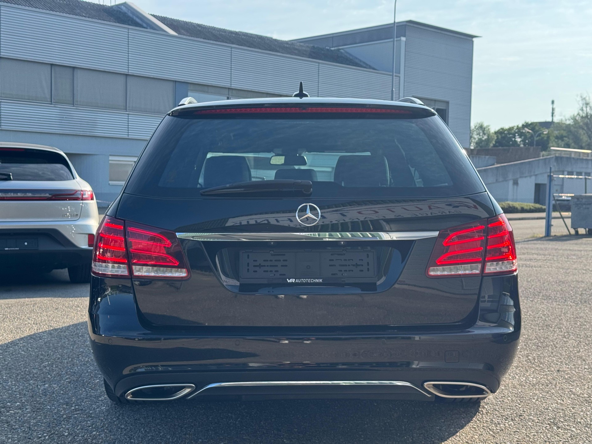 MERCEDES-BENZ E 200 BlueTEC Avantgarde 7G-Tronic-showroom-element-3