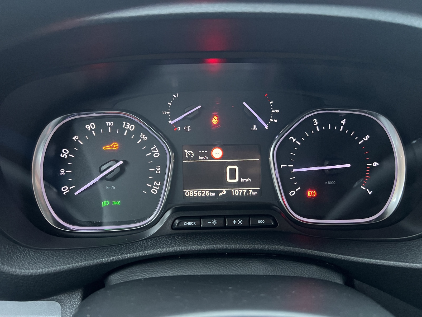 PEUGEOT Expert 2.0 BlueHDi 150 S&S Allure Standard-image-21
