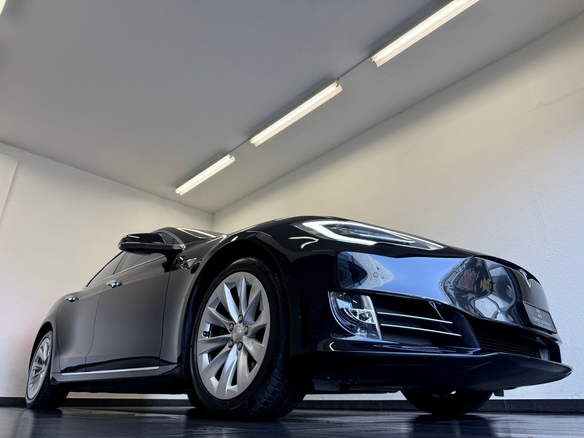 TESLA Model S 75 D-showroom-element-2