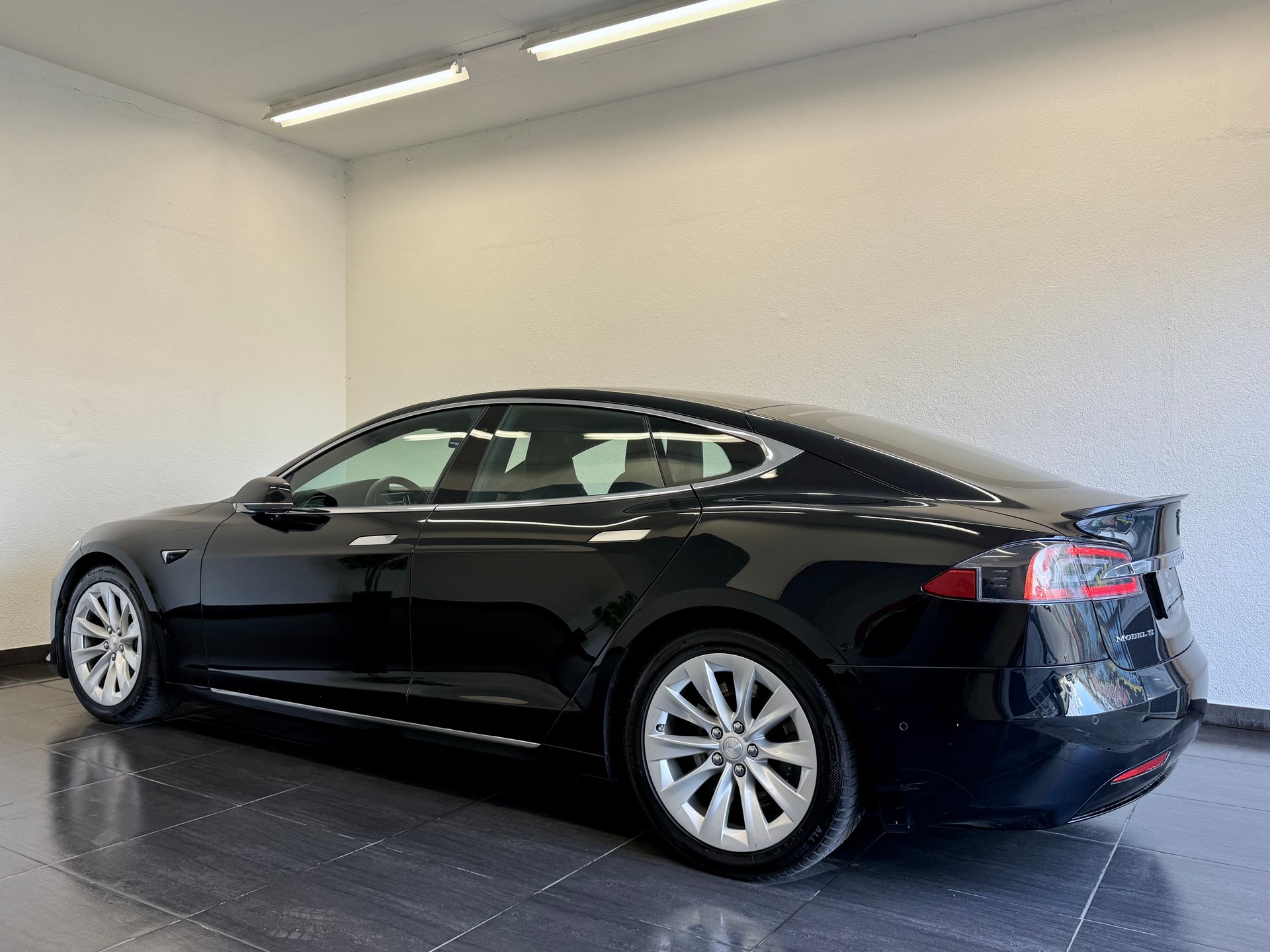 TESLA Model S 75 D-image-7