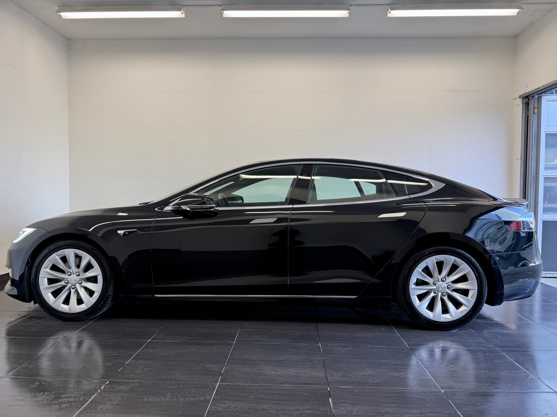 TESLA Model S 75 D-image-6