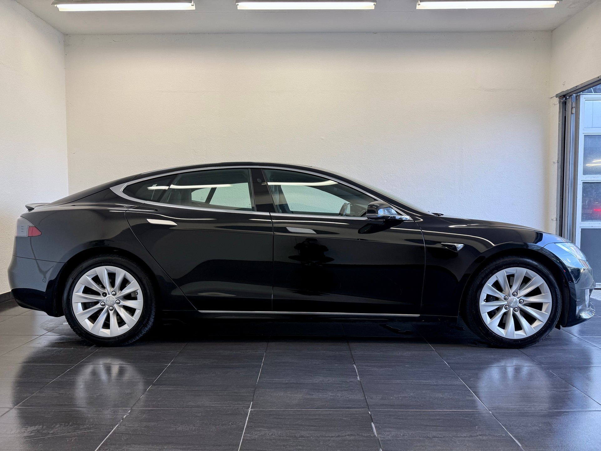 TESLA Model S 75 D-image-4