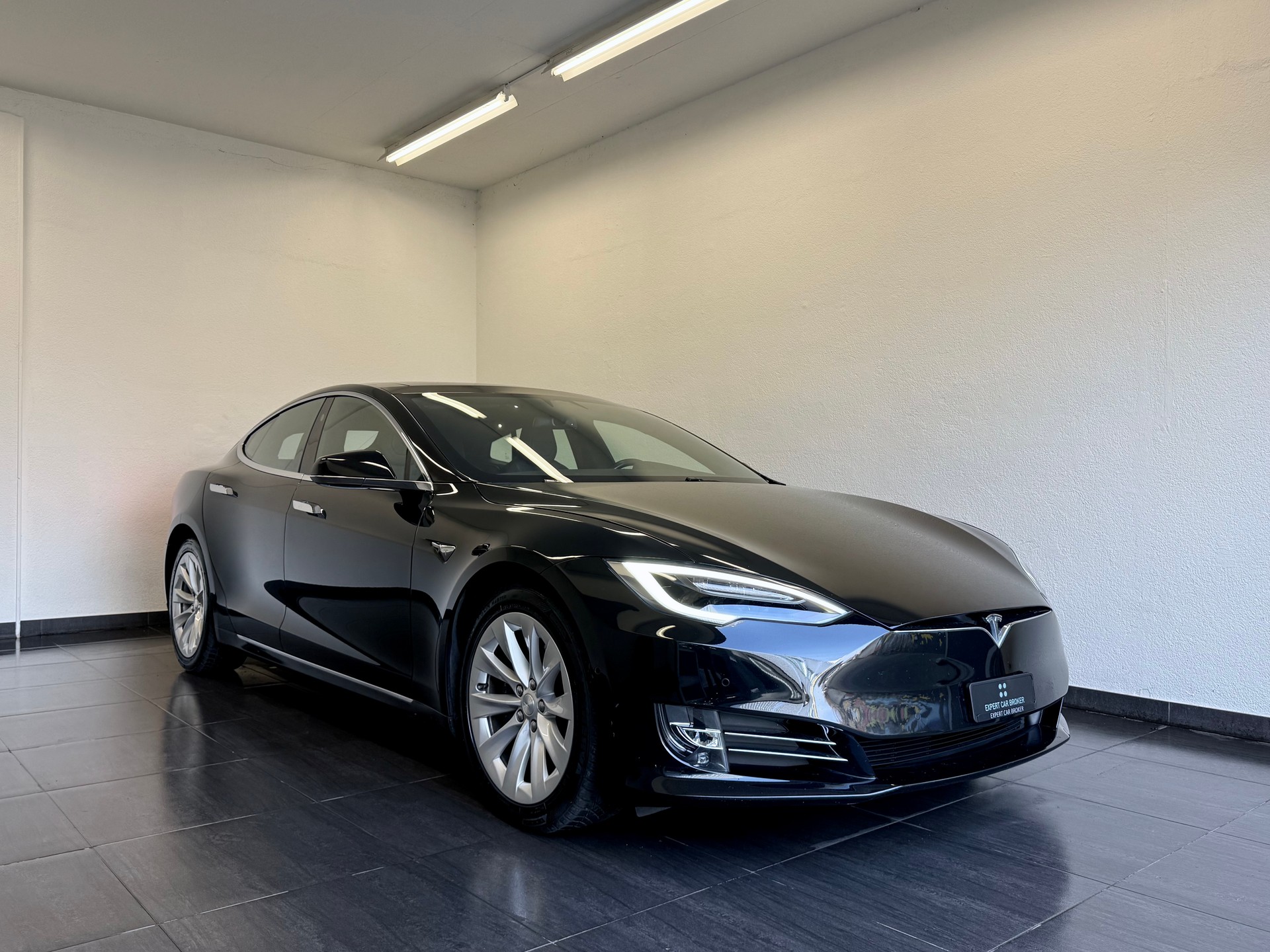 TESLA Model S 75 D-showroom-element-1