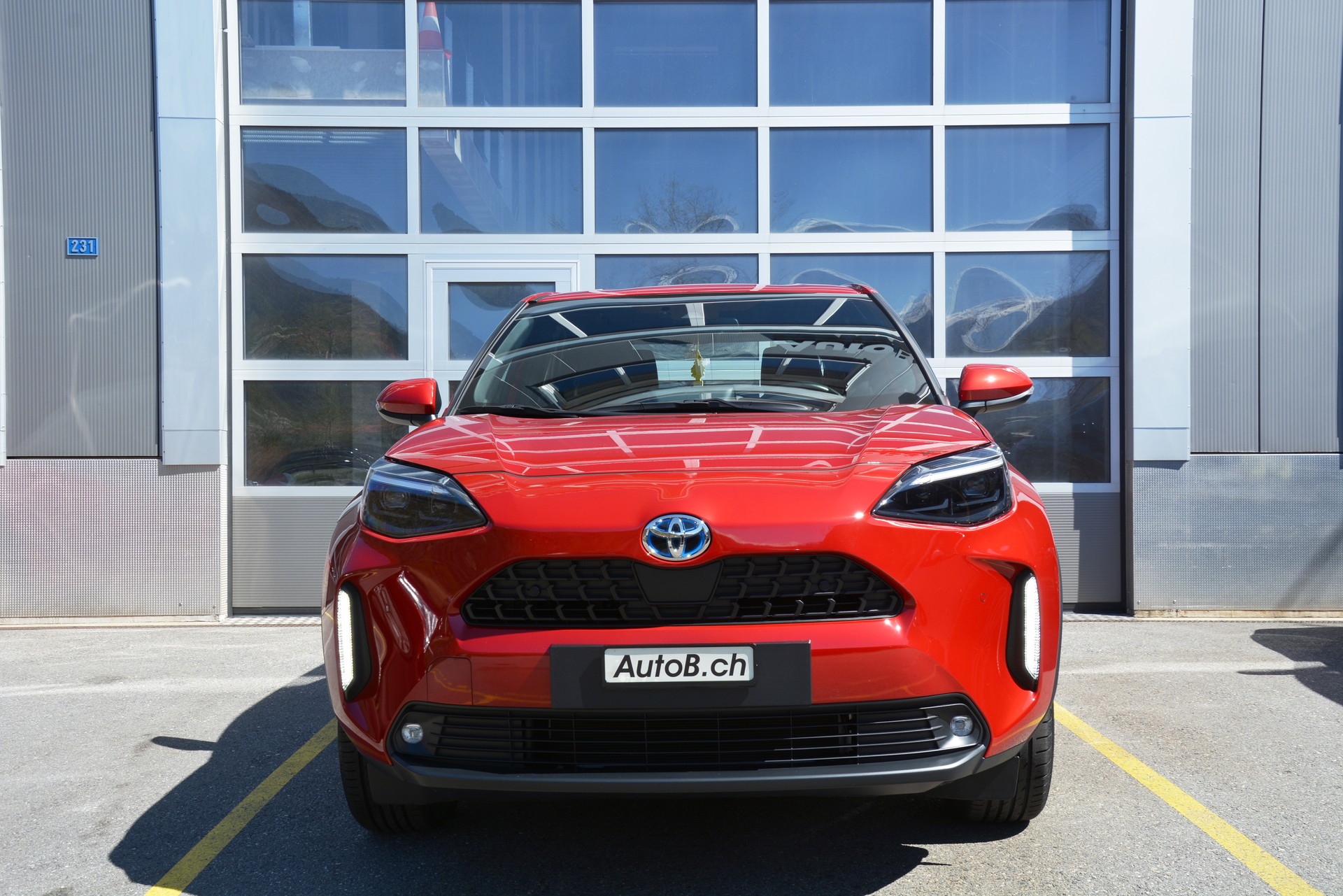 TOYOTA Yaris Cross 1.5 Trend e-CVT AWDi-image-2