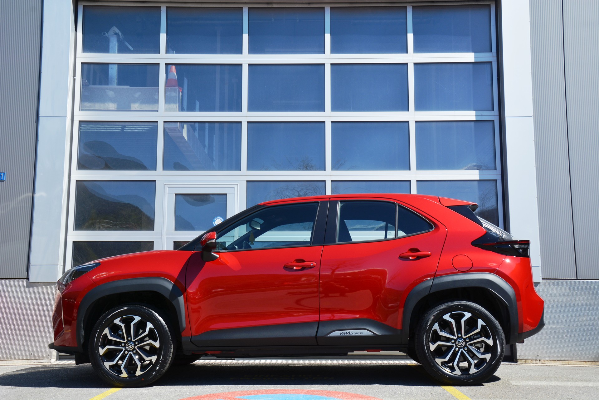 TOYOTA Yaris Cross 1.5 Trend e-CVT AWDi-image-3