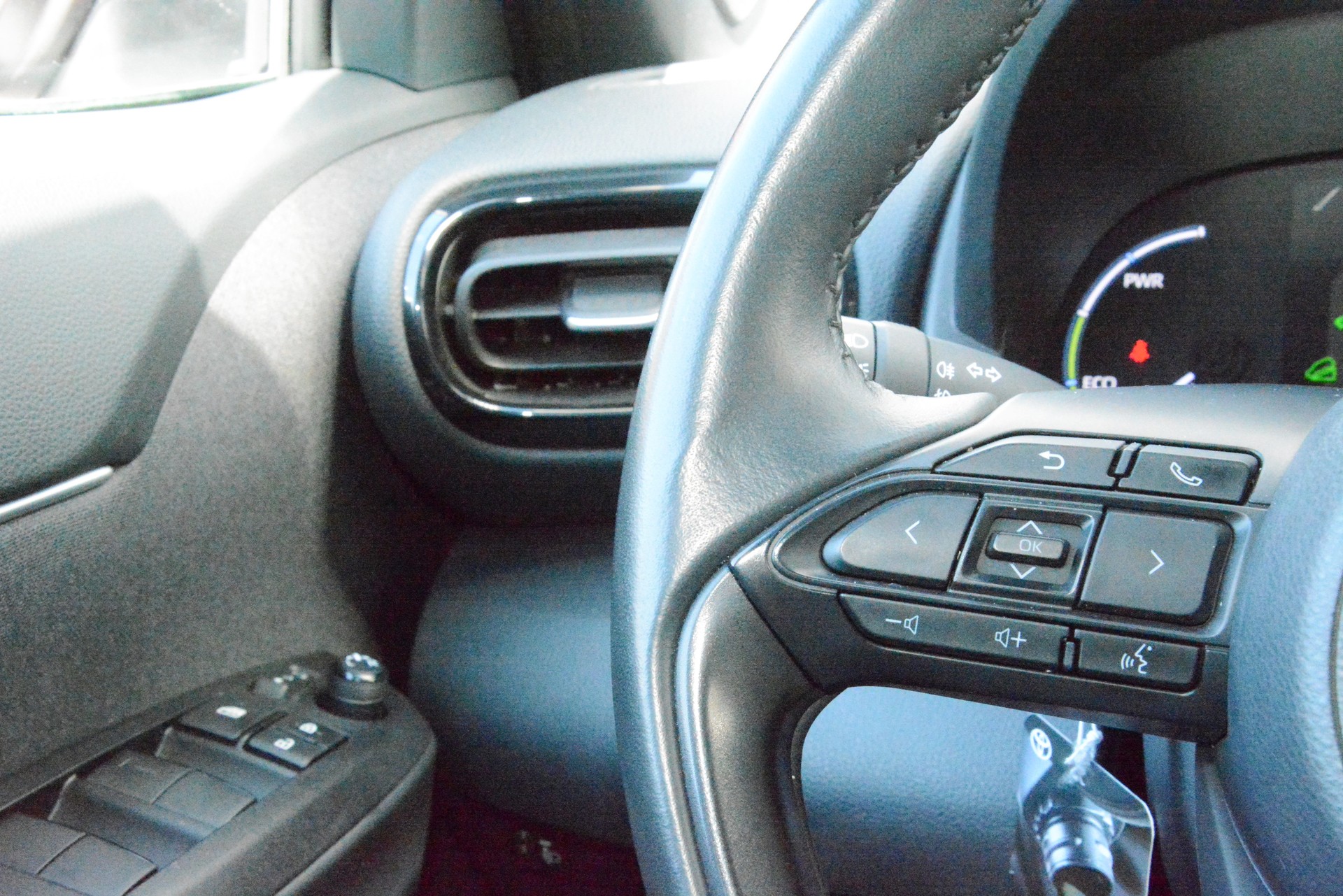 TOYOTA Yaris Cross 1.5 Trend e-CVT AWDi-image-12