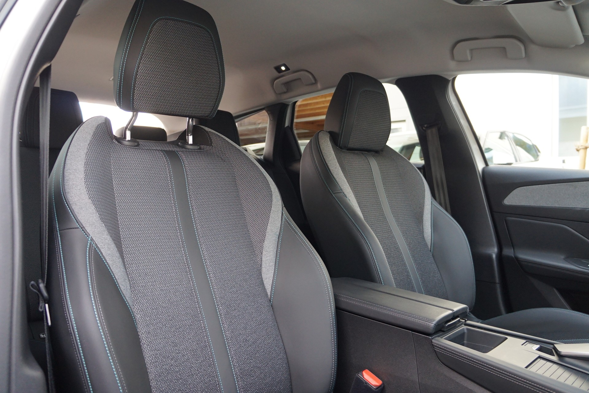 PEUGEOT 308 SW 1.5 BlueHDI Allure EAT8 ** NAVIGATION - APPLE CAR PLAY - 360°KAMERA -KEYLESS -SICHERHEITSPAKET - GARANTIE BIS 05.2027**-image-9
