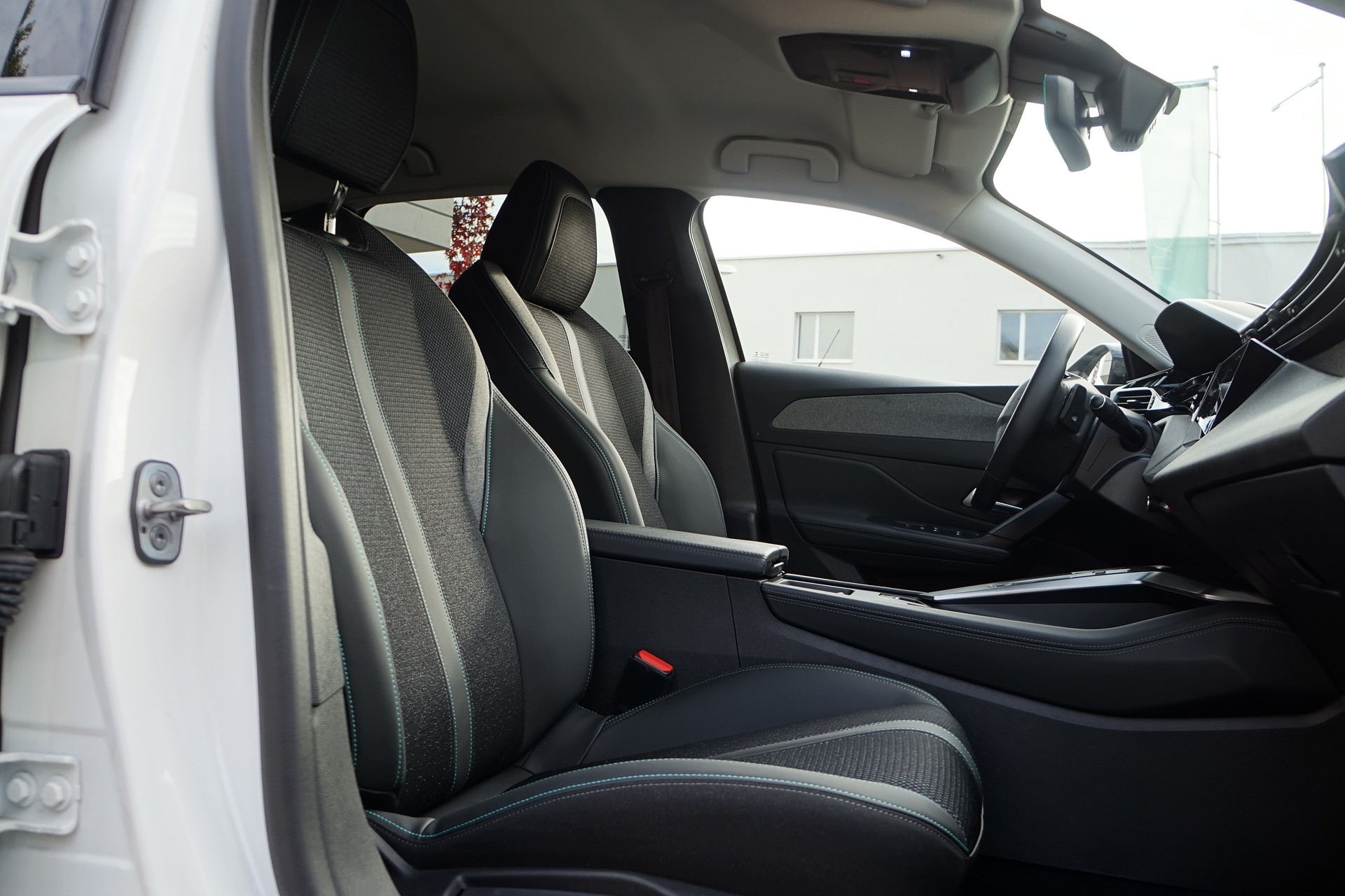 PEUGEOT 308 SW 1.5 BlueHDI Allure EAT8 ** NAVIGATION - APPLE CAR PLAY - 360°KAMERA -KEYLESS -SICHERHEITSPAKET - GARANTIE BIS 05.2027**-image-10