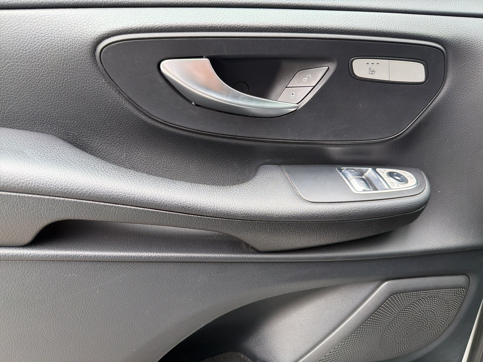 MERCEDES-BENZ V 250 d L 4Matic-image-11
