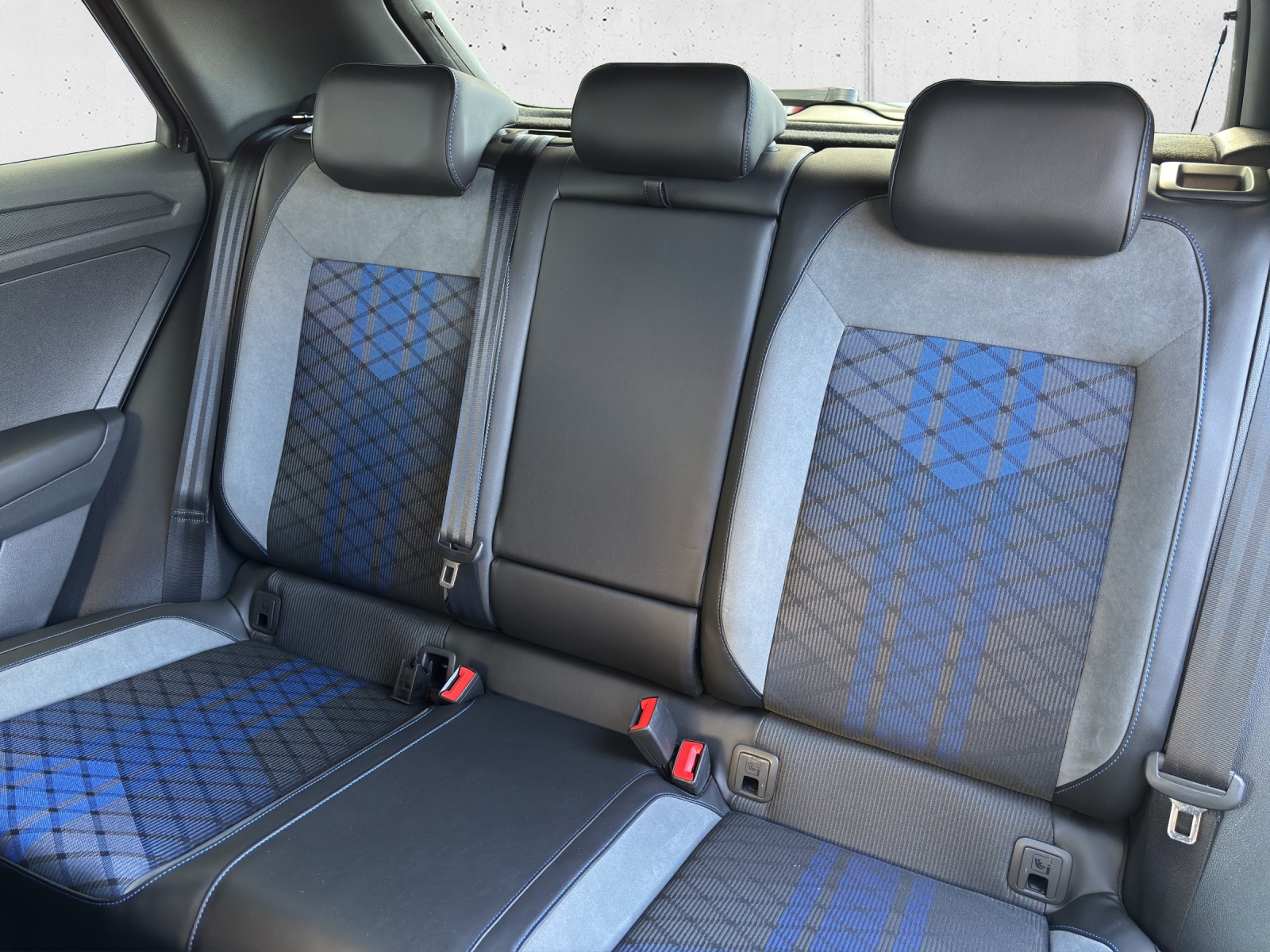 VW T-Roc 2.0 TSI R DSG 4Motion mit AHK, Akrapovic Abgasanlage & Winterräder-image-29