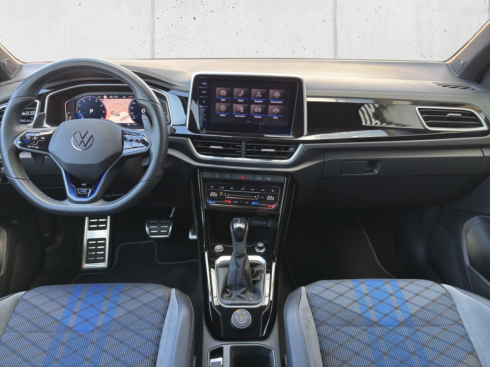 VW T-Roc 2.0 TSI R DSG 4Motion mit AHK, Akrapovic Abgasanlage & Winterräder-image-12