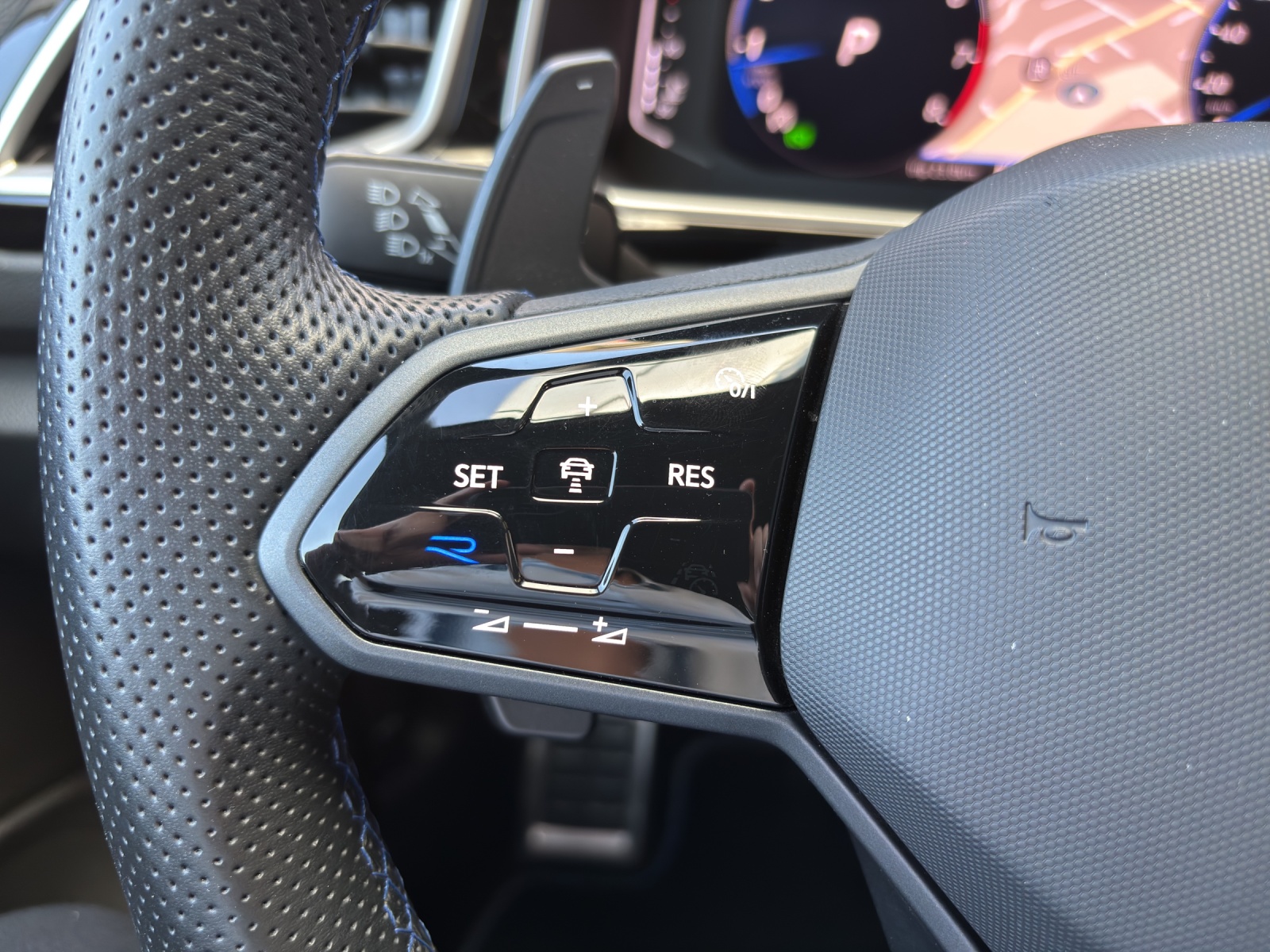 VW T-Roc 2.0 TSI R DSG 4Motion mit AHK, Akrapovic Abgasanlage & Winterräder-image-14