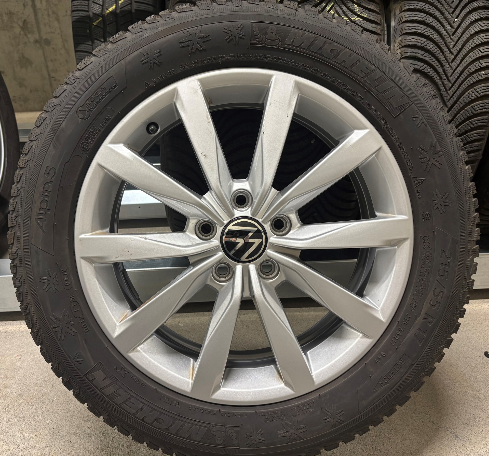 VW T-Roc 2.0 TSI R DSG 4Motion mit AHK, Akrapovic Abgasanlage & Winterräder-image-31