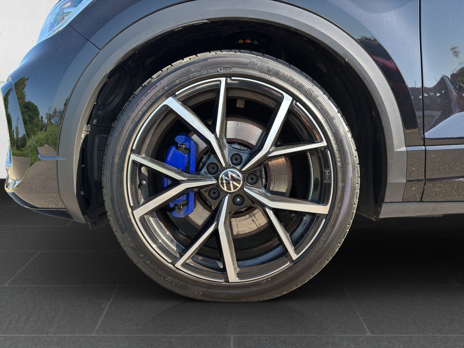 VW T-Roc 2.0 TSI R DSG 4Motion mit AHK, Akrapovic Abgasanlage & Winterräder-image-11