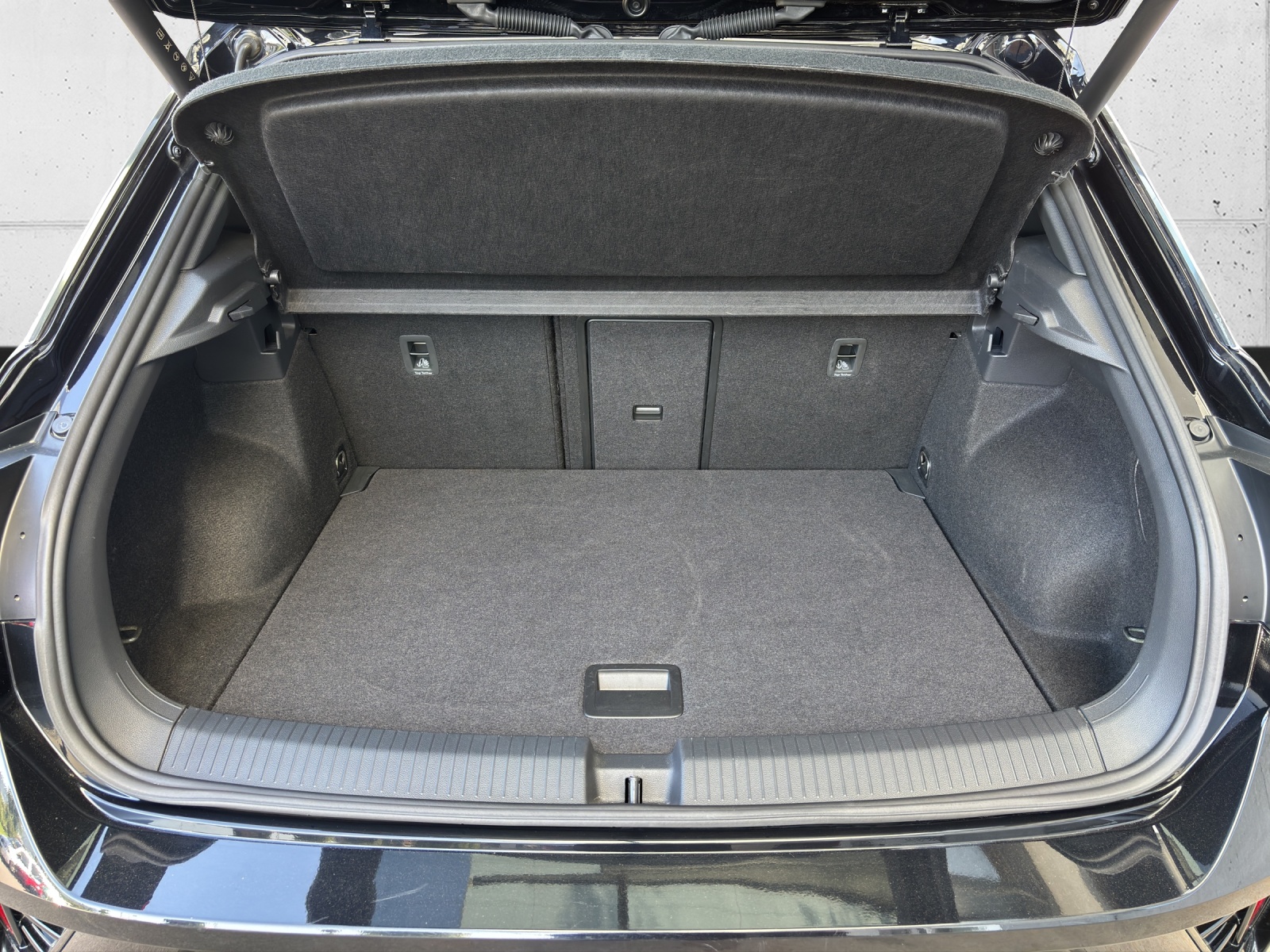 VW T-Roc 2.0 TSI R DSG 4Motion mit AHK, Akrapovic Abgasanlage & Winterräder-image-7