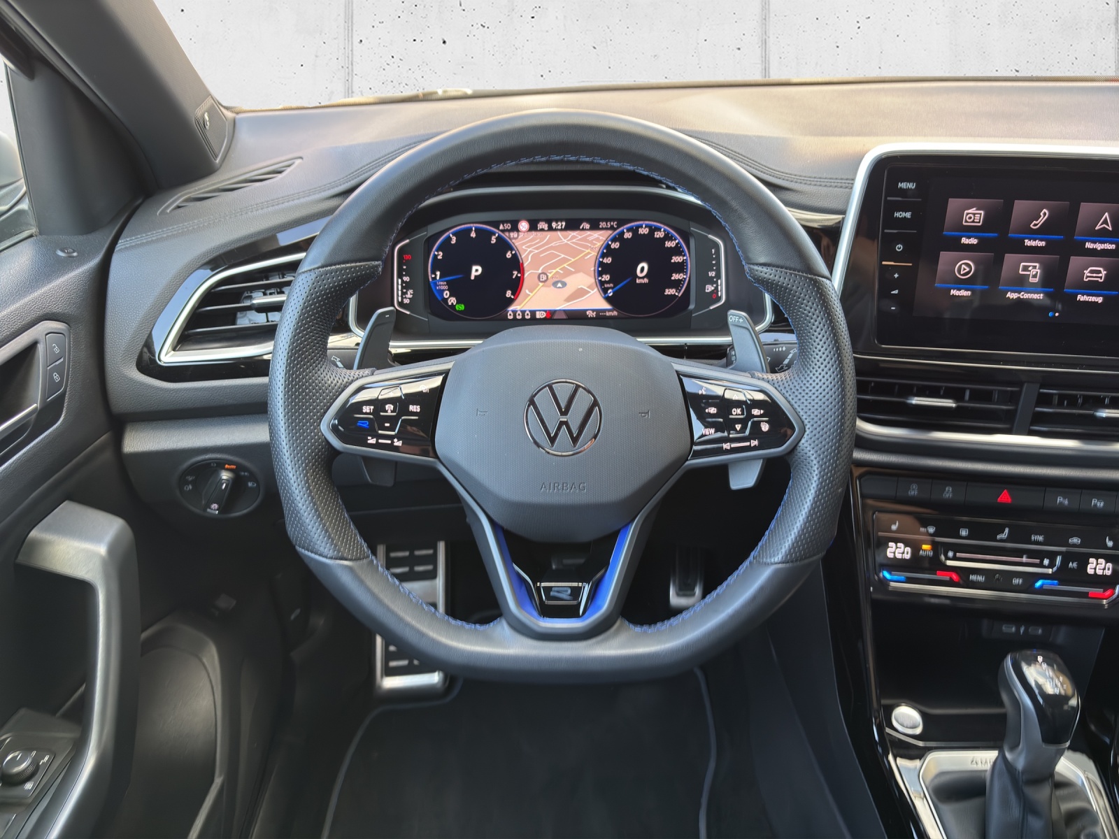 VW T-Roc 2.0 TSI R DSG 4Motion mit AHK, Akrapovic Abgasanlage & Winterräder-image-13