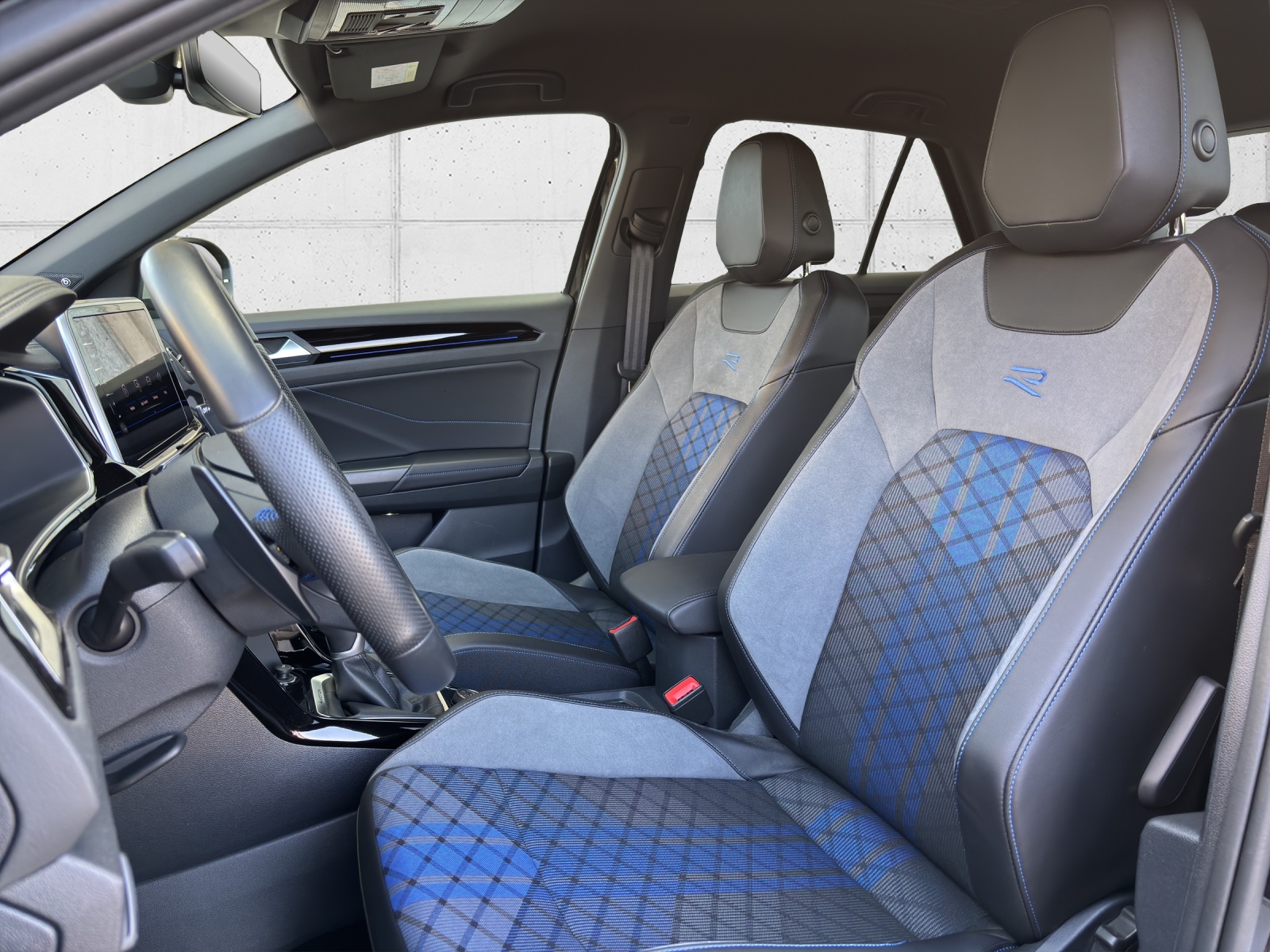 VW T-Roc 2.0 TSI R DSG 4Motion mit AHK, Akrapovic Abgasanlage & Winterräder-image-28