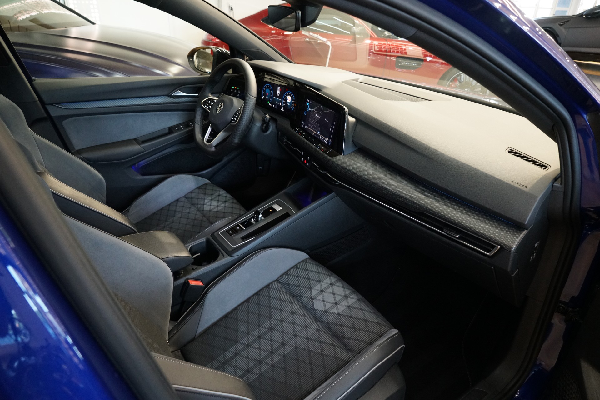 VW Golf 1.5 eTSI mHEV ACT R-Line DSG-image-12