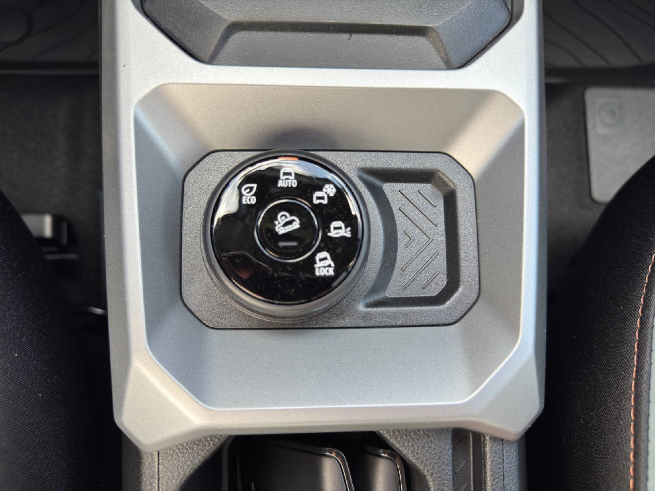 DACIA Duster 1.2 Hybrid Extreme 4WD DEMO-image-9