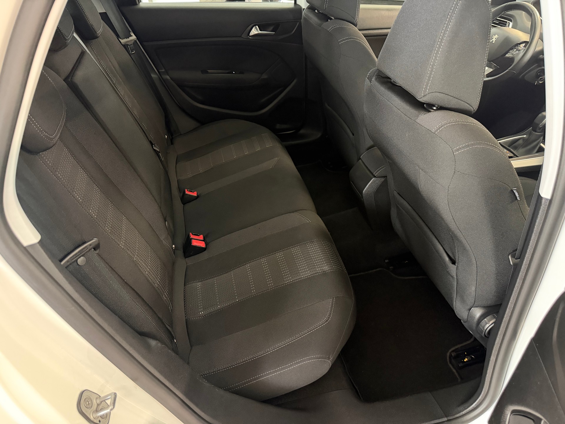 PEUGEOT 308 SW 1.2 THP Allure Automatic-image-17