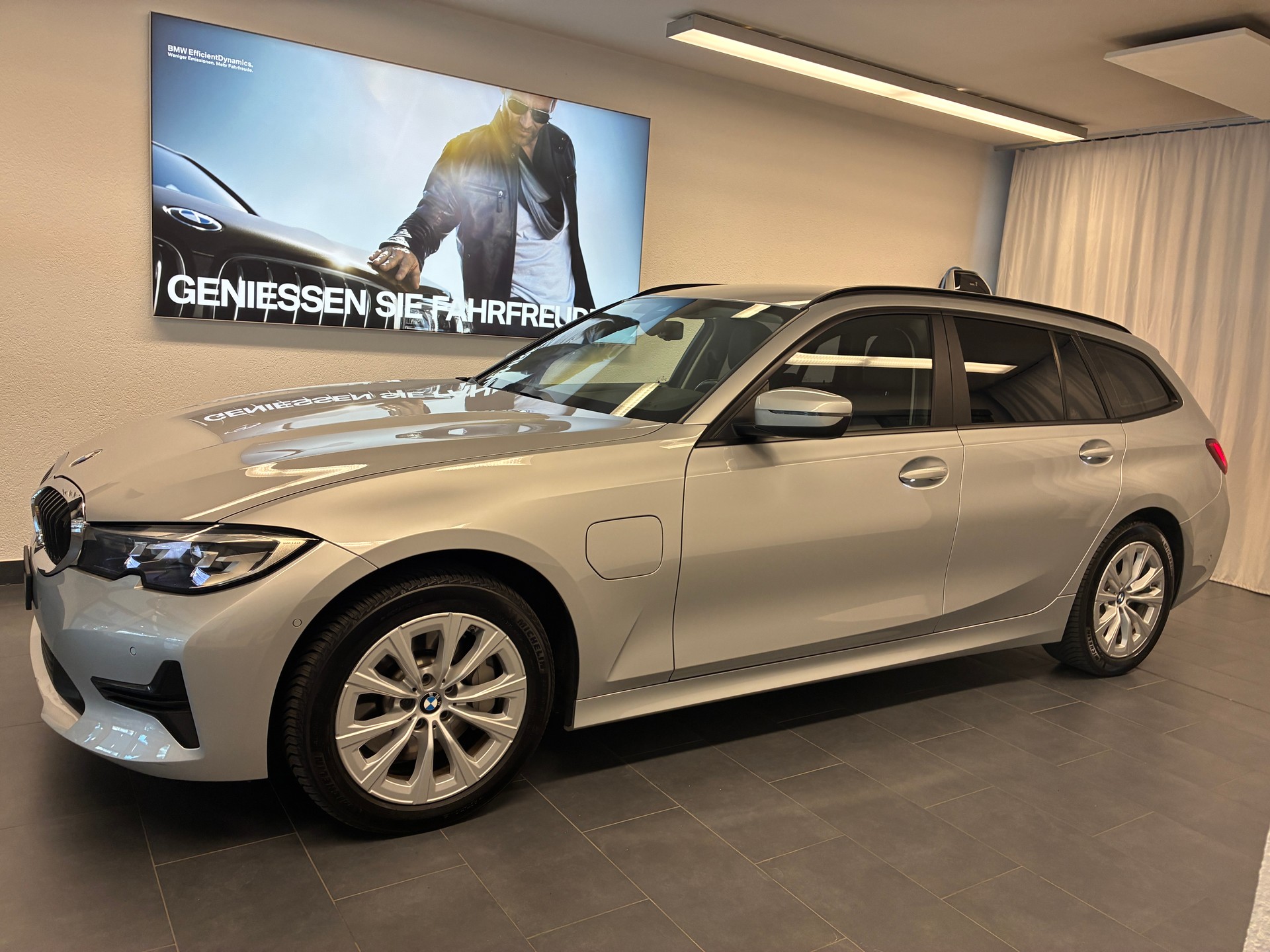 BMW 330e xDrive Touring-showroom-element-3
