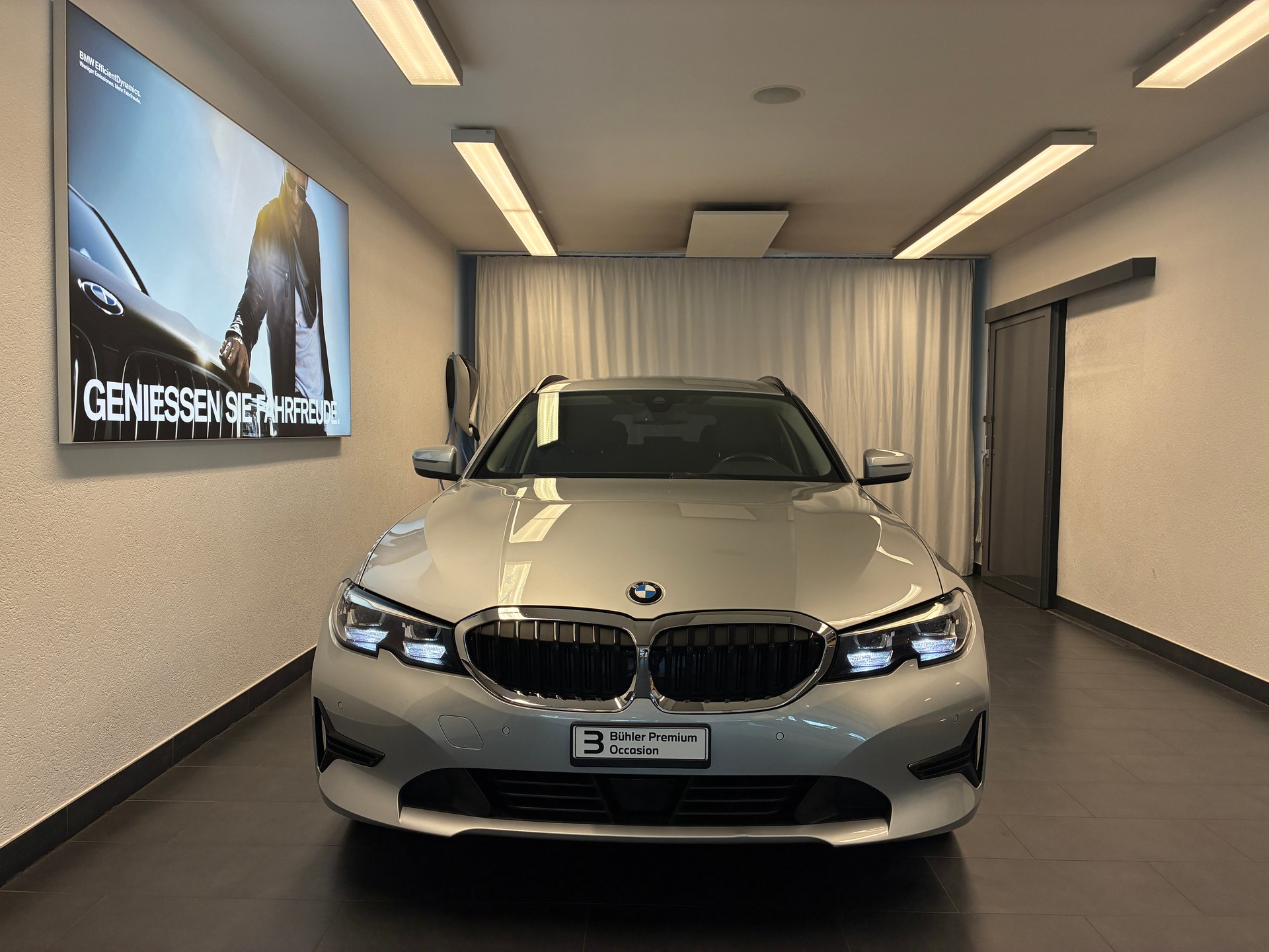 BMW 330e xDrive Touring-showroom-element-1