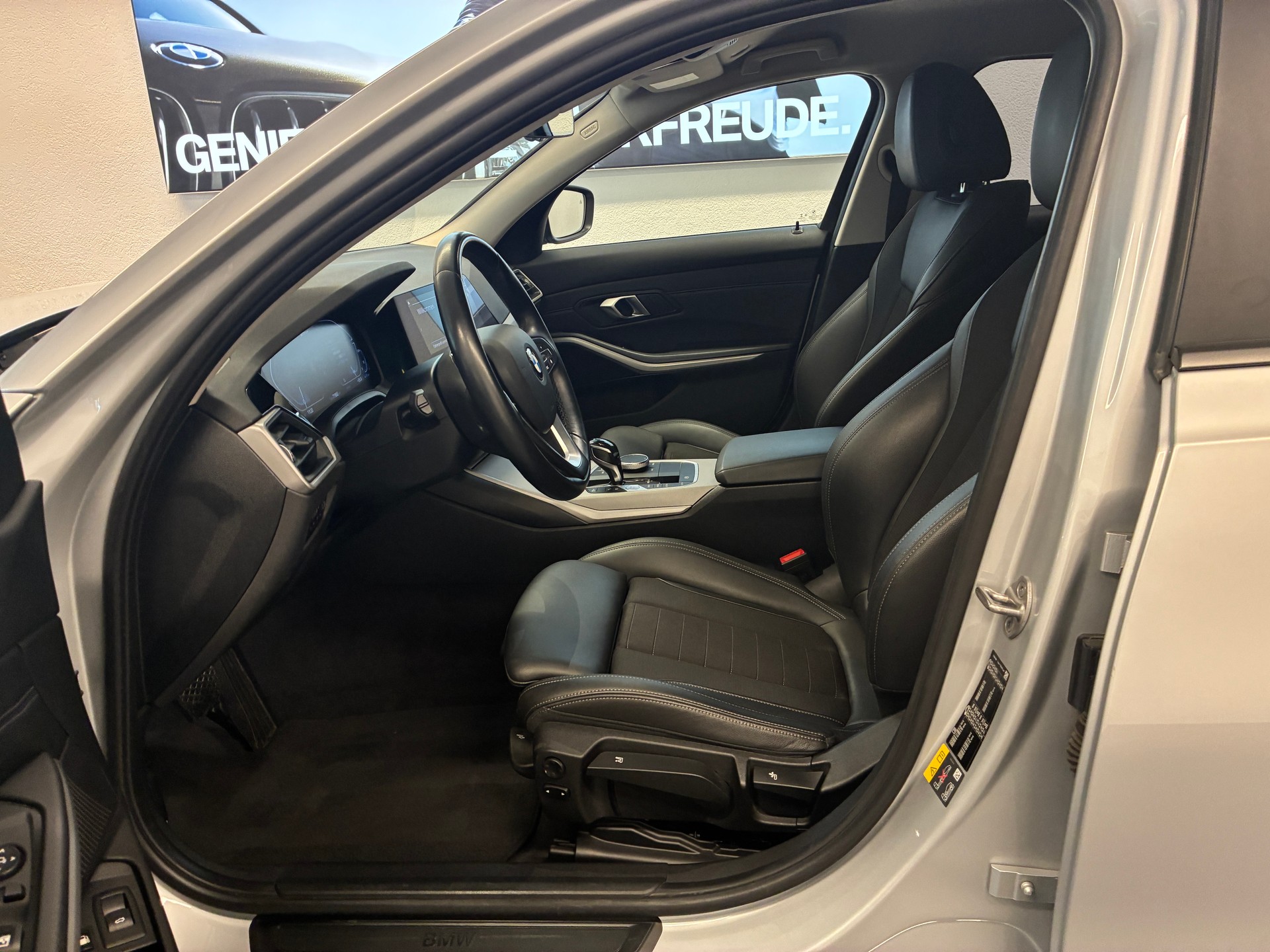 BMW 330e xDrive Touring-image-9