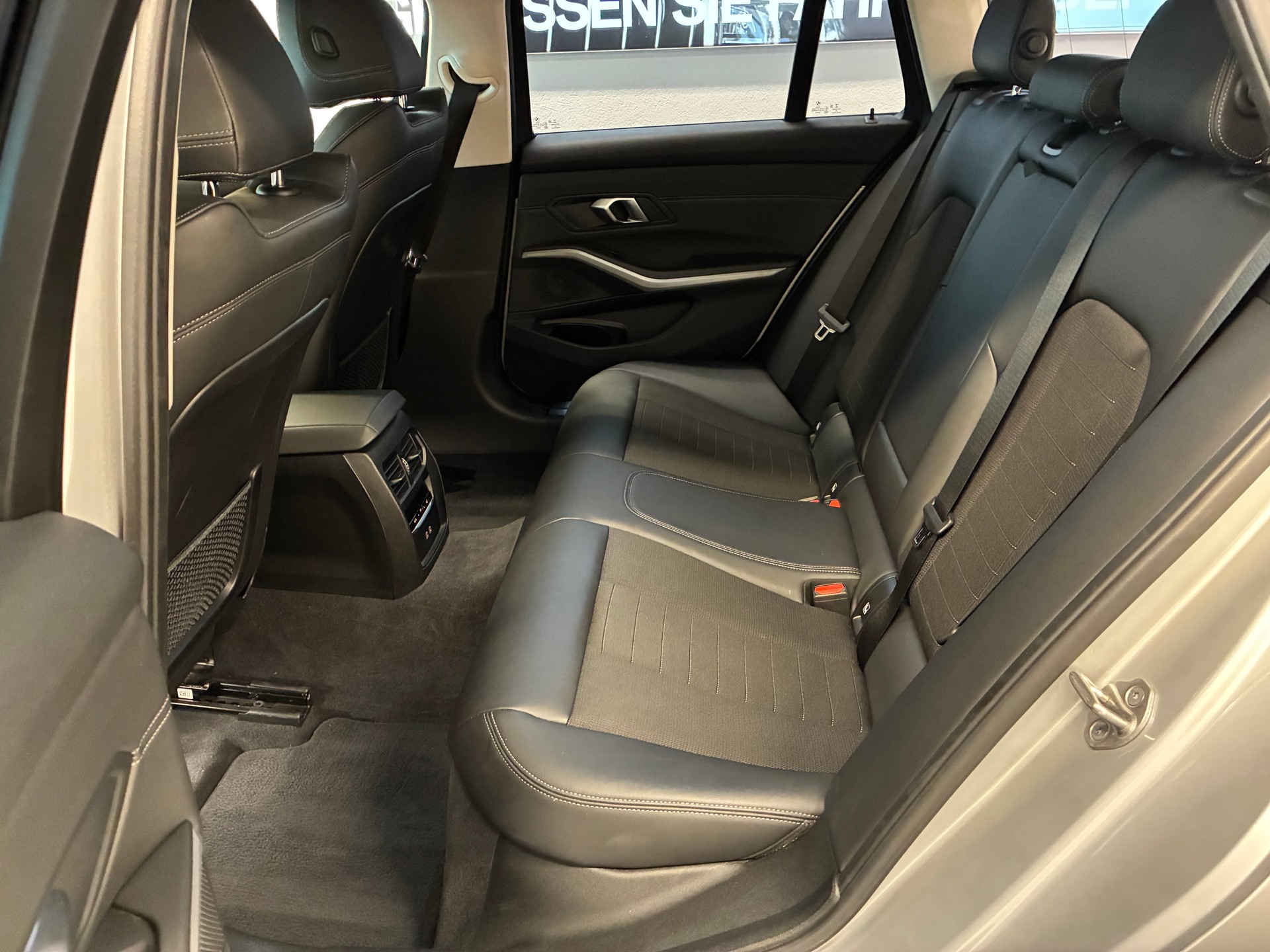 BMW 330e xDrive Touring-image-17