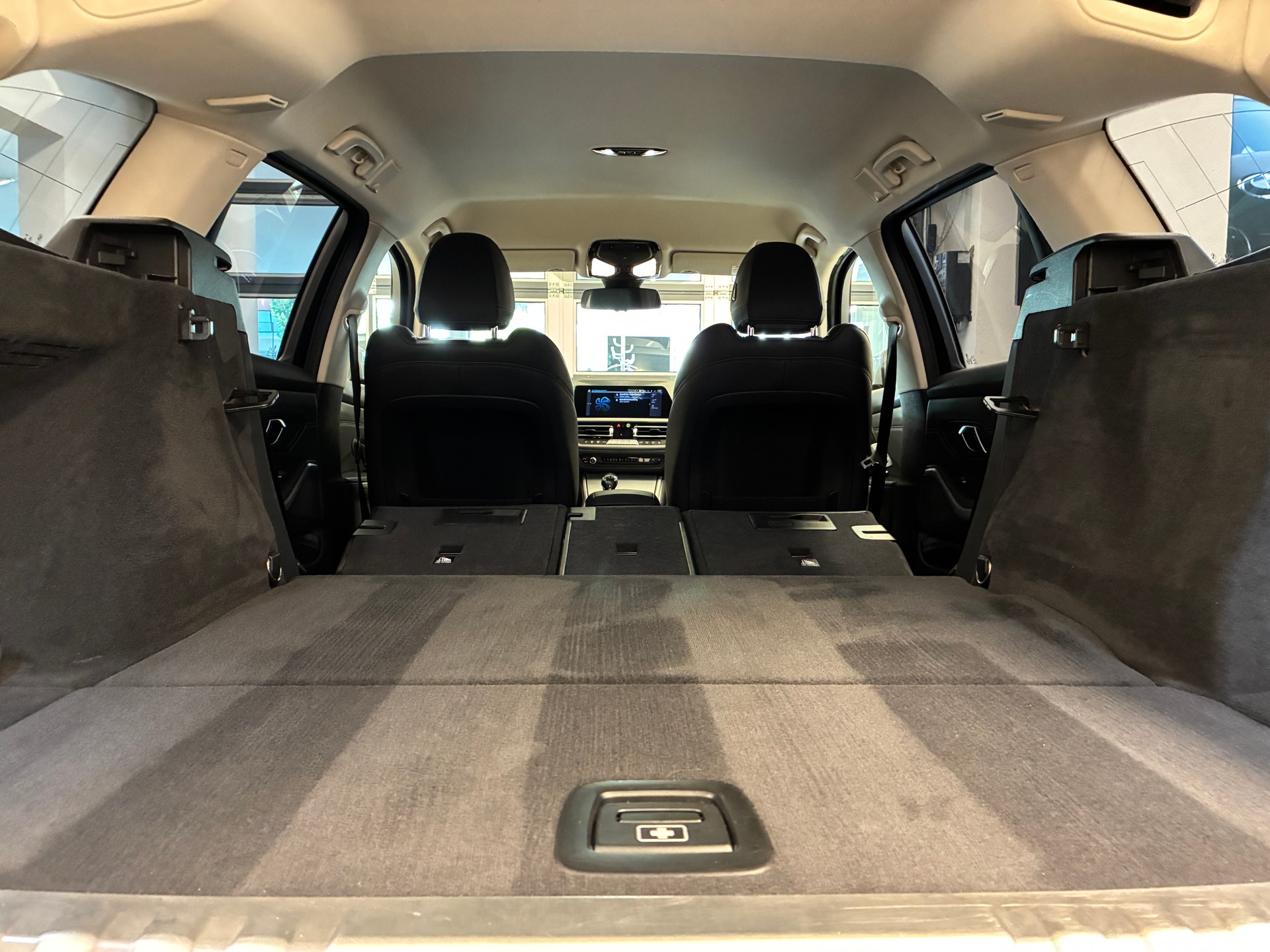 BMW 330e xDrive Touring-image-8