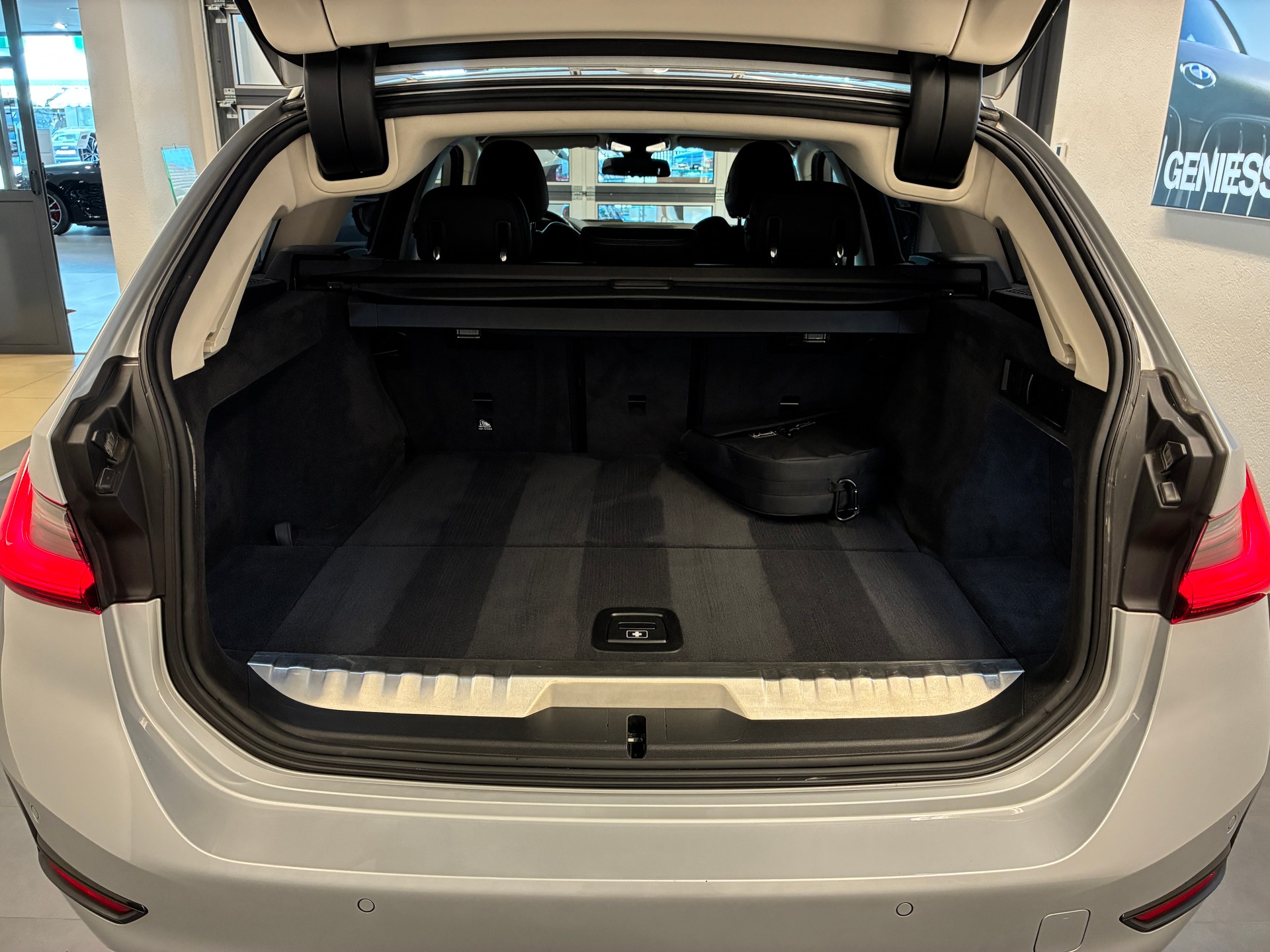 BMW 330e xDrive Touring-image-6