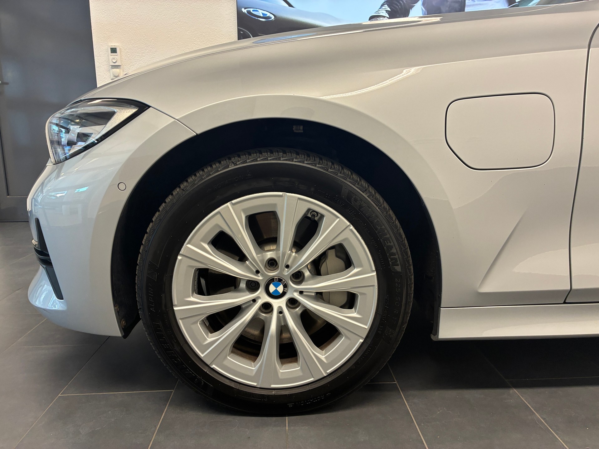 BMW 330e xDrive Touring-showroom-element-2