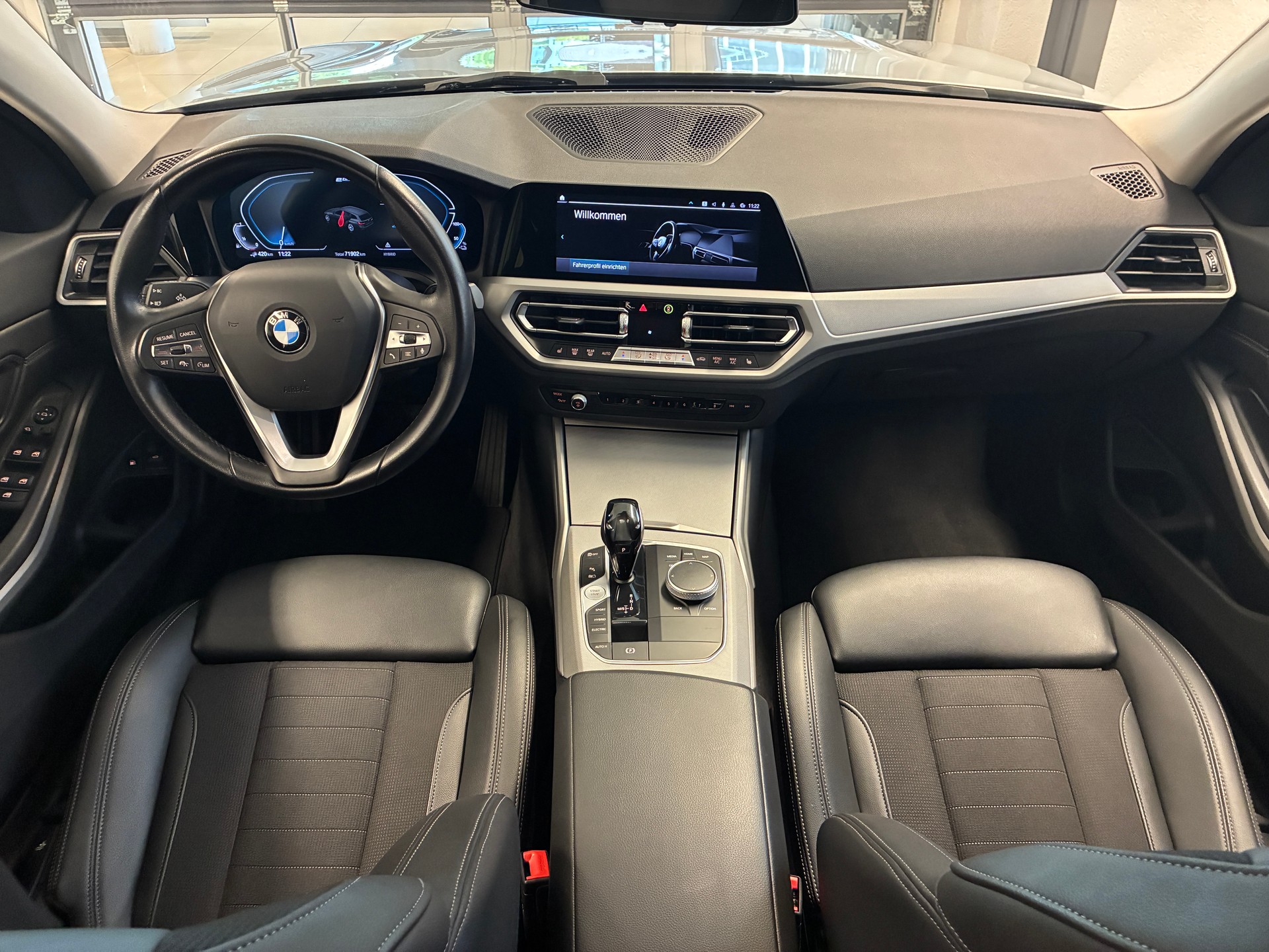 BMW 330e xDrive Touring-image-11