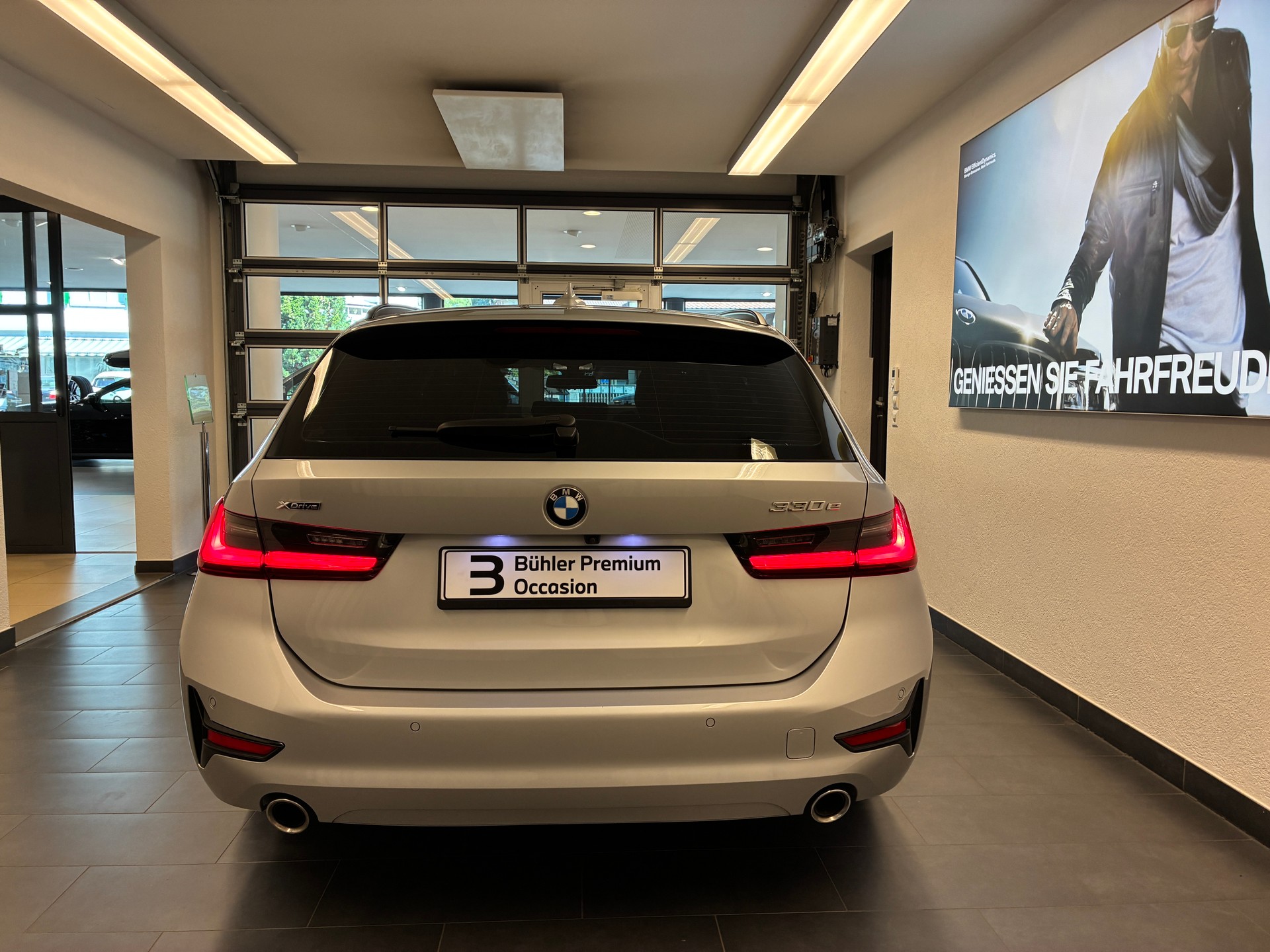 BMW 330e xDrive Touring-image-5