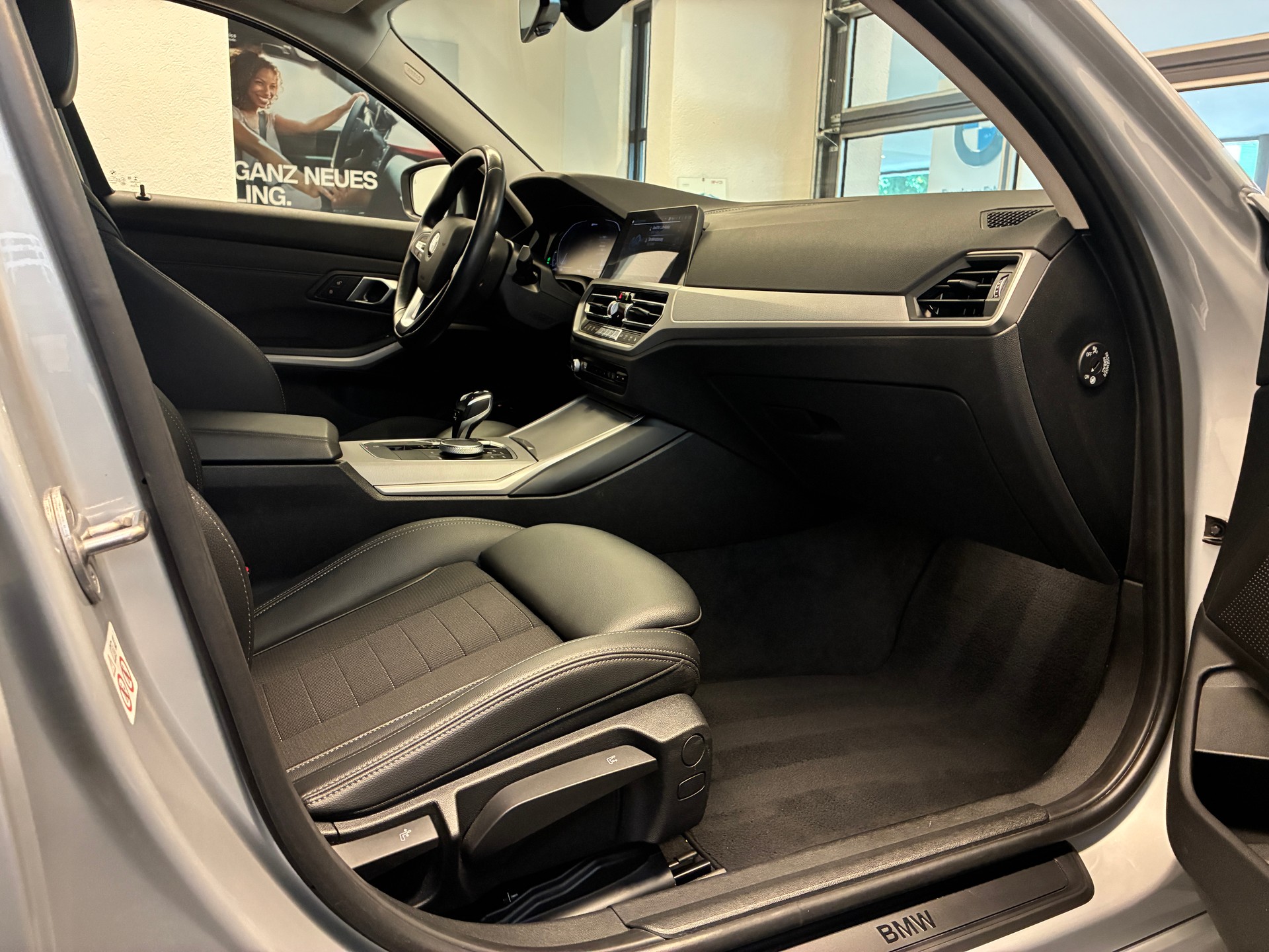 BMW 330e xDrive Touring-image-10