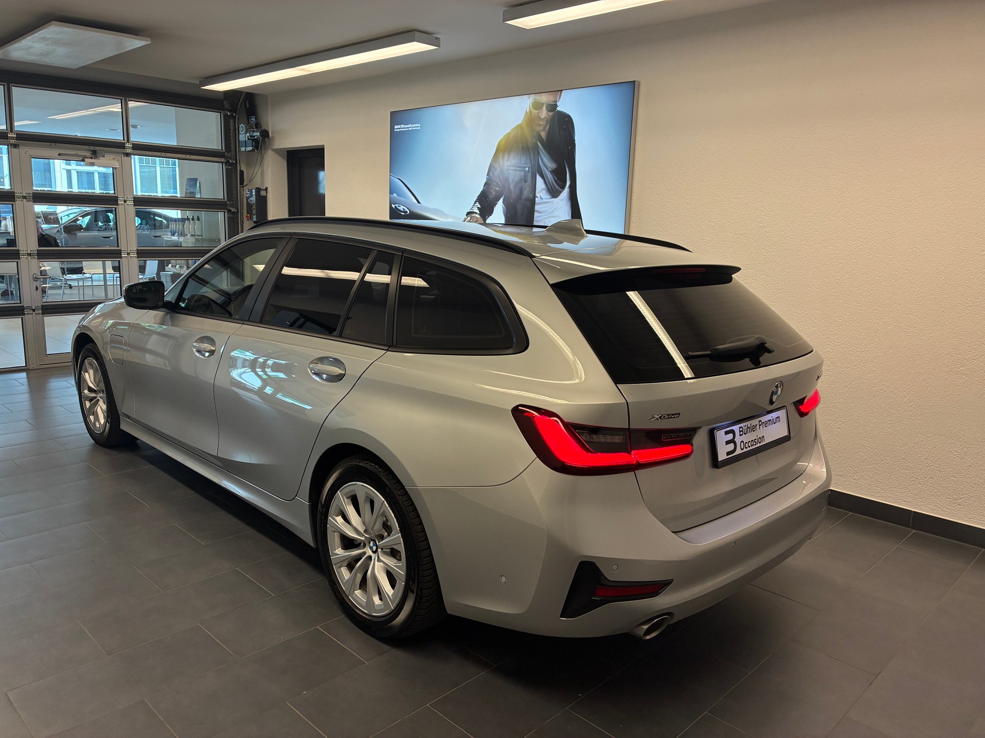 BMW 330e xDrive Touring-image-4