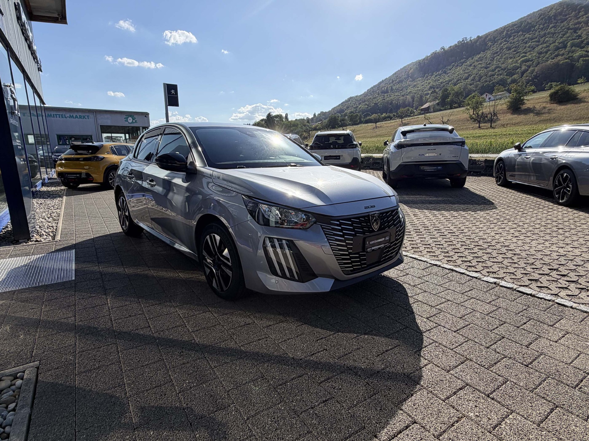PEUGEOT 208 1.2 Hybrid Allure 5 Jahre Garantie-image-4