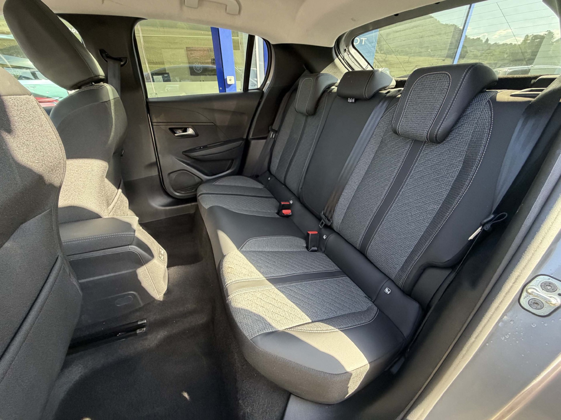 PEUGEOT 208 1.2 Hybrid Allure 5 Jahre Garantie-image-8