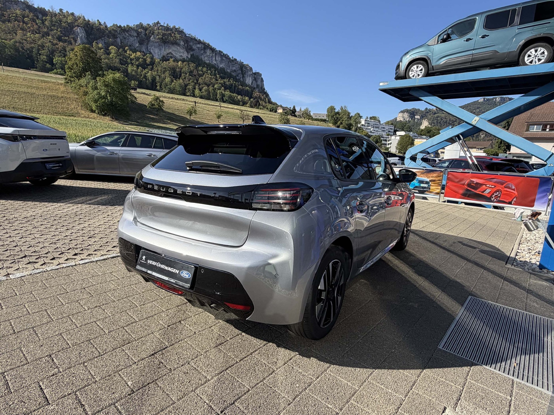 PEUGEOT 208 1.2 Hybrid Allure 5 Jahre Garantie-showroom-element-3