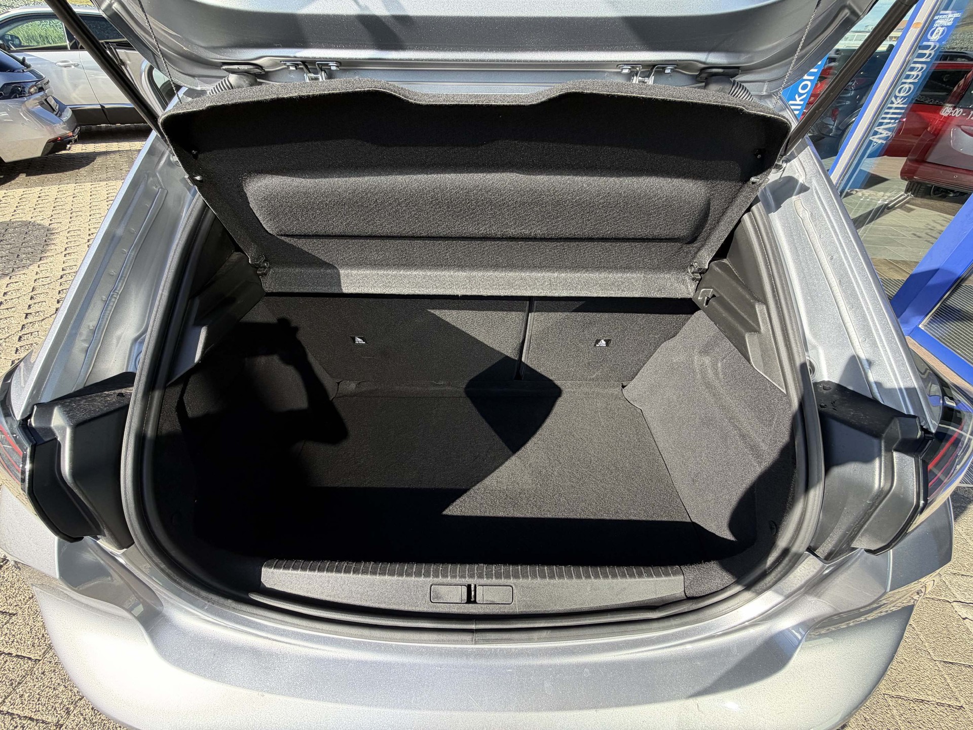 PEUGEOT 208 1.2 Hybrid Allure 5 Jahre Garantie-image-9