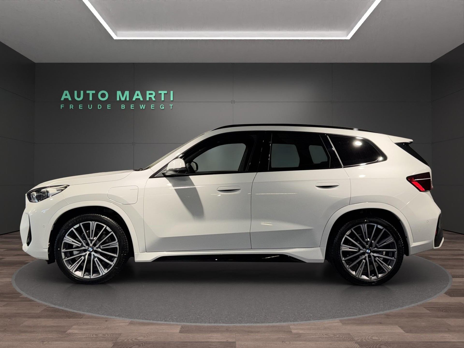 BMW X1 30e xDrive-showroom-element-1