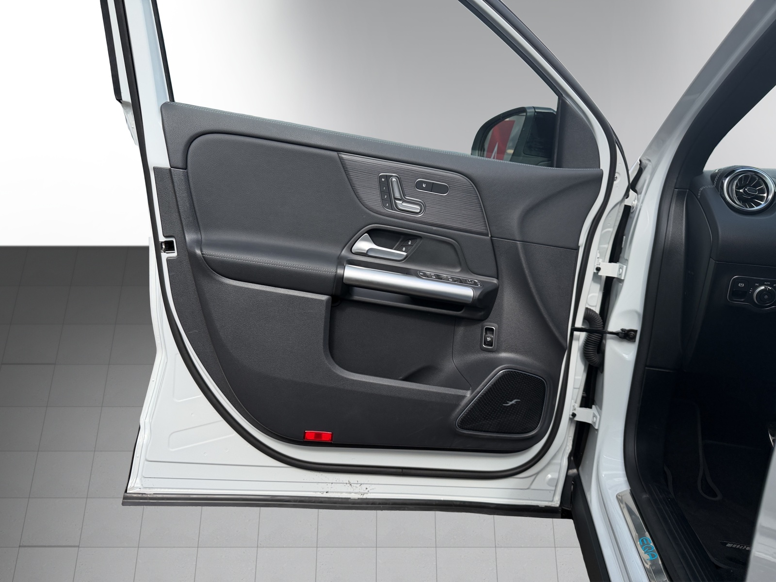 MERCEDES-BENZ EQA 350 4M Swiss Star AMG-image-7