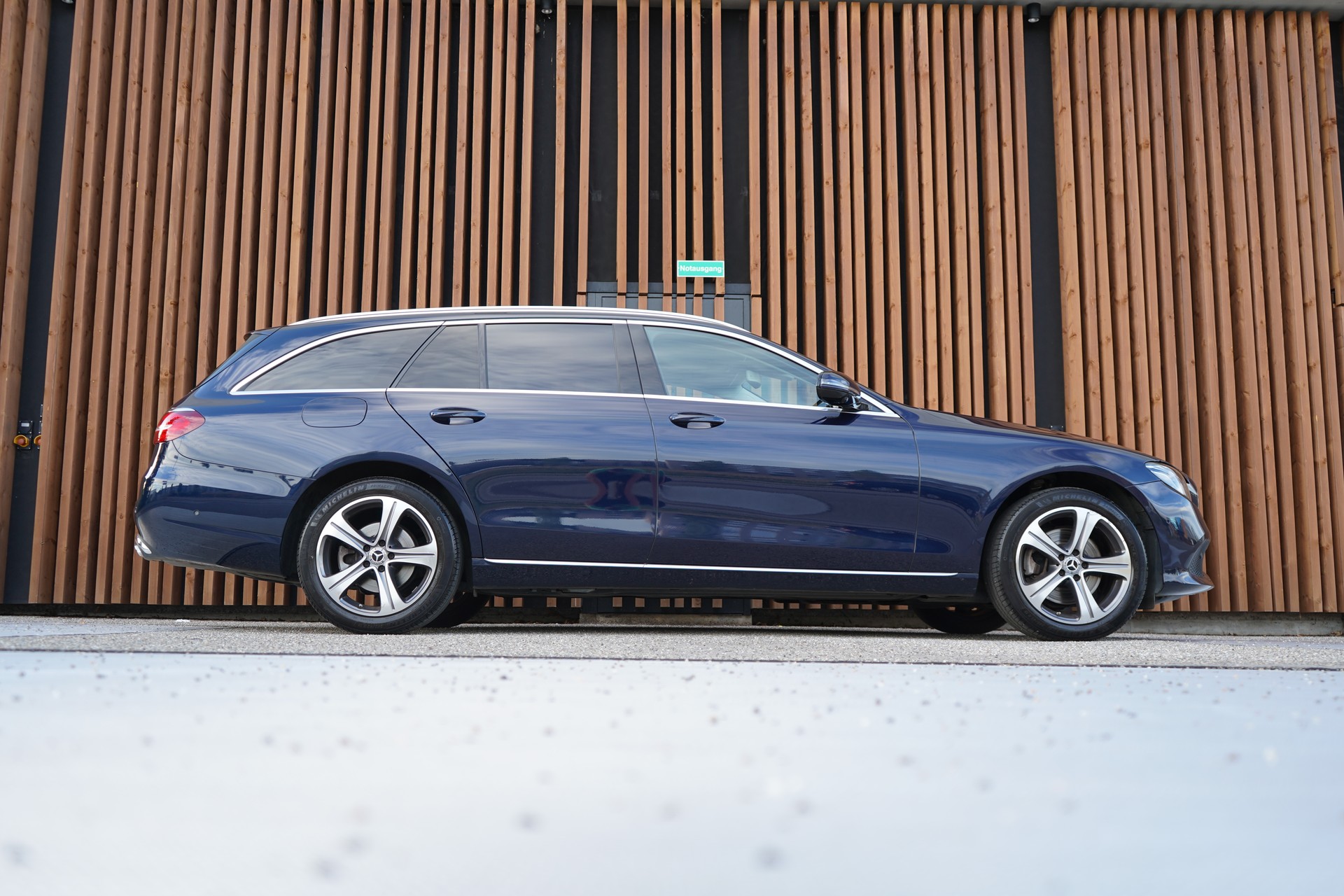 MERCEDES-BENZ E 220 d SWISS STAR AVANTGARDE 4MATIC 9G-TRONIC l 194 PS-showroom-element-2