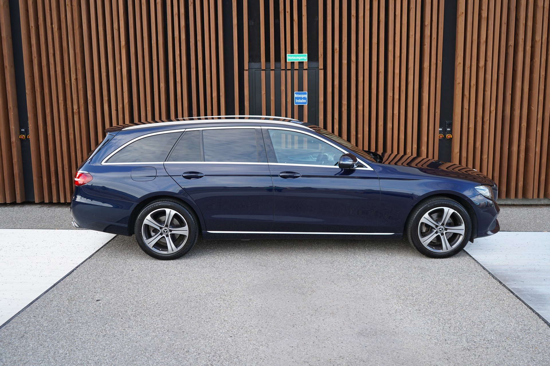 MERCEDES-BENZ E 220 d SWISS STAR AVANTGARDE 4MATIC 9G-TRONIC l 194 PS-showroom-element-3
