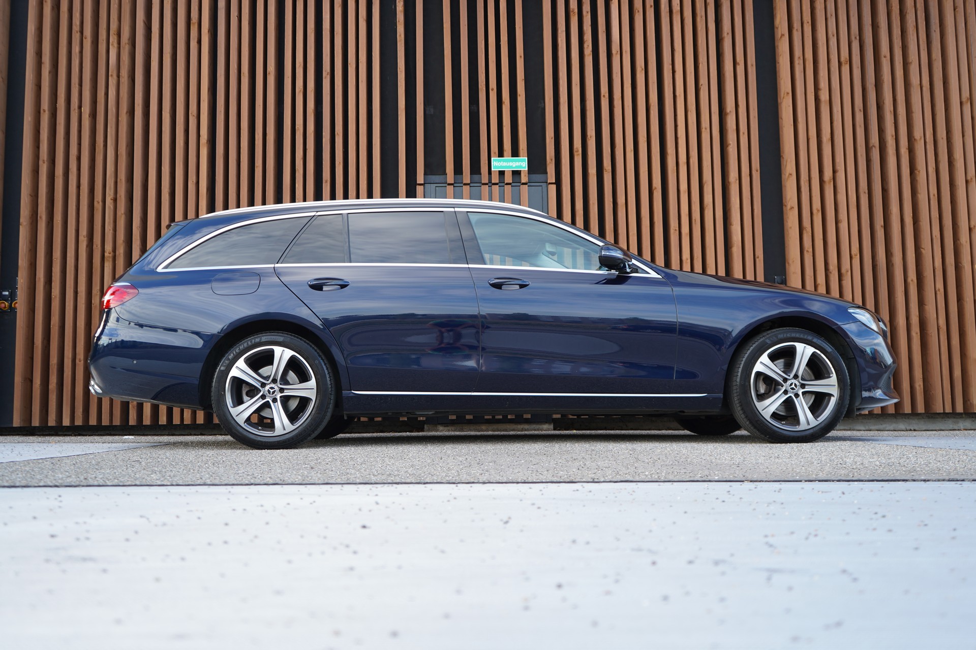 MERCEDES-BENZ E 220 d SWISS STAR AVANTGARDE 4MATIC 9G-TRONIC l 194 PS