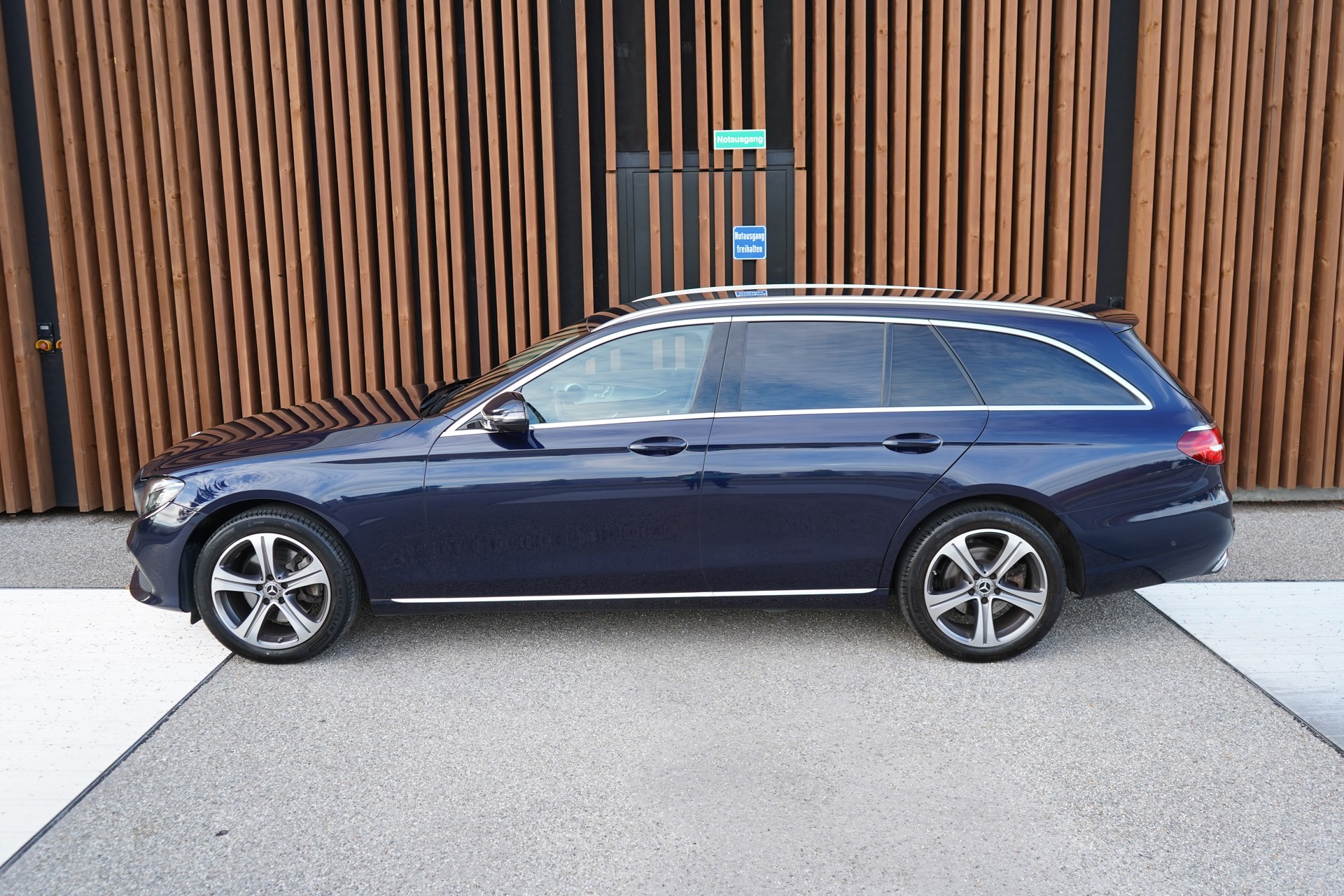 MERCEDES-BENZ E 220 d SWISS STAR AVANTGARDE 4MATIC 9G-TRONIC l 194 PS-image-4