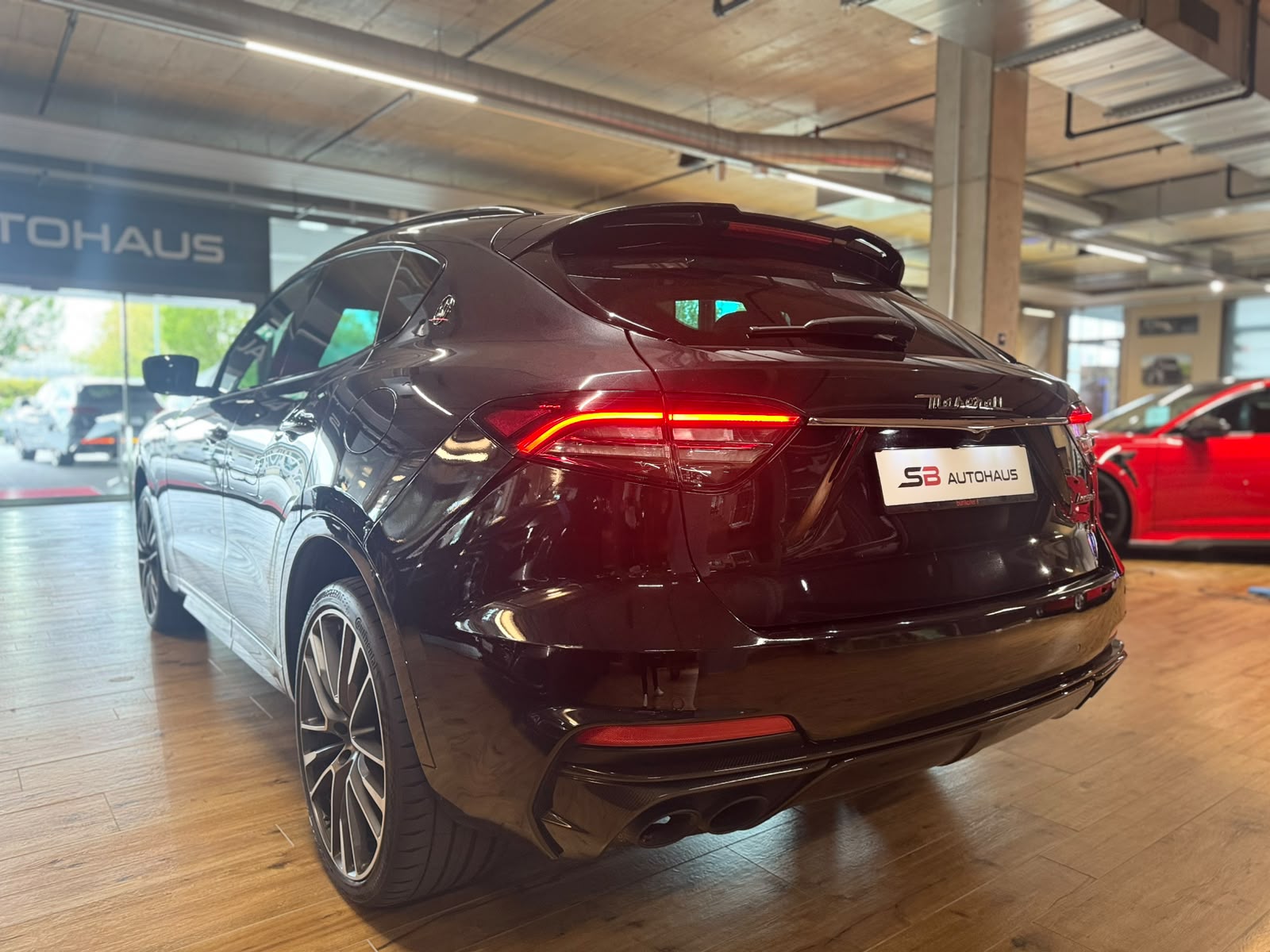 MASERATI Levante 3.8 V8 Trofeo Q4 Automatica (CH) Carbon Exterieur & Interieur-showroom-element-3