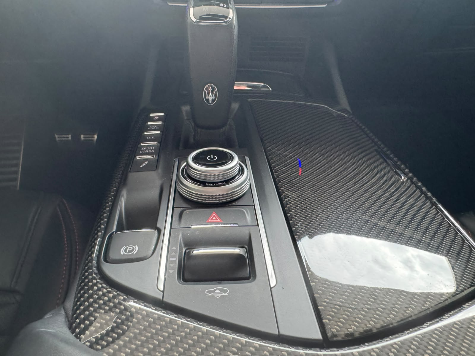 MASERATI Levante 3.8 V8 Trofeo Q4 Automatica (CH) Carbon Exterieur & Interieur-image-9