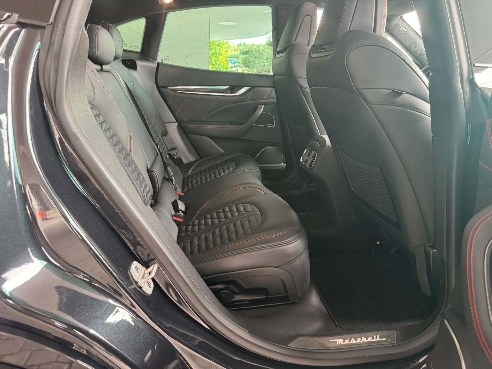 MASERATI Levante 3.8 V8 Trofeo Q4 Automatica (CH) Carbon Exterieur & Interieur-image-18