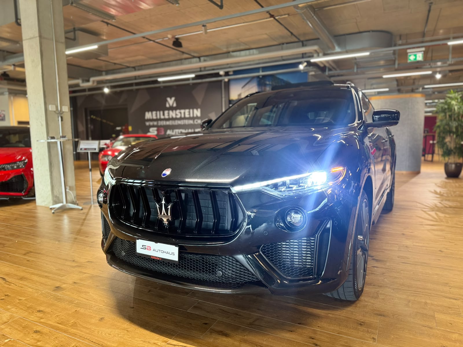 MASERATI Levante 3.8 V8 Trofeo Q4 Automatica (CH) Carbon Exterieur & Interieur-showroom-element-2